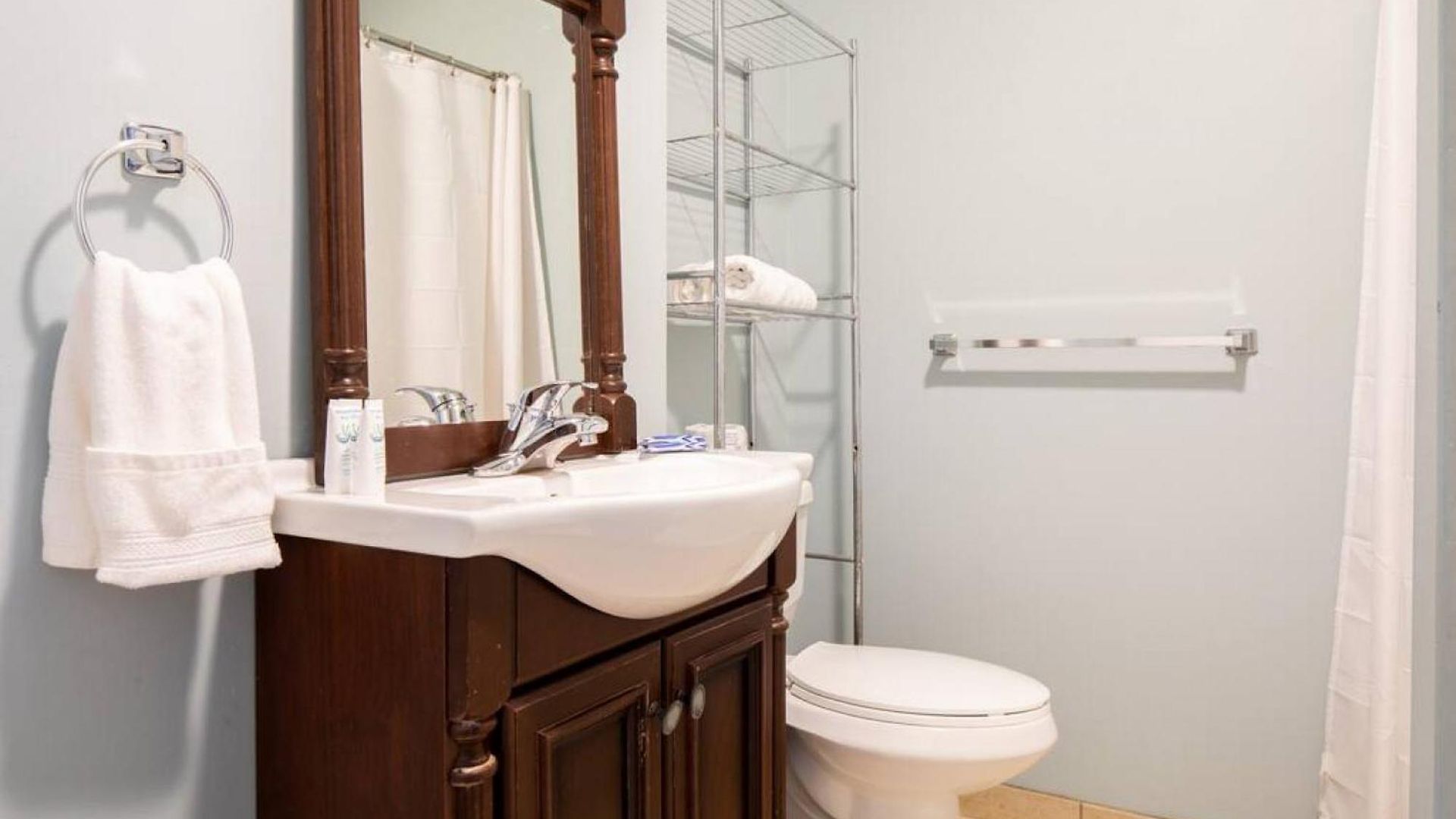Large Ceilings Centrally Located 4bed 2bath Apartment Boston
