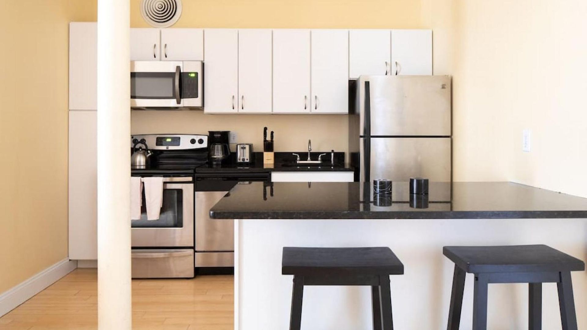 Large Ceilings Centrally Located 4bed 2bath Apartment Boston