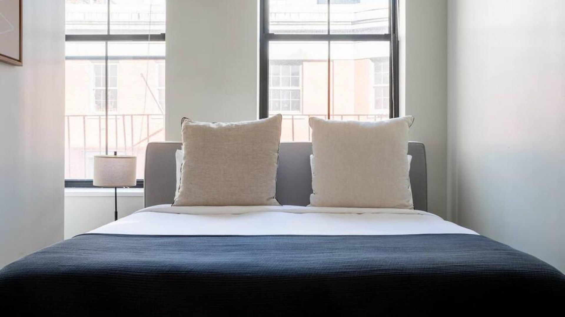 Beautiful 4br 2br Downtown Xing High Ceilings Apartment *