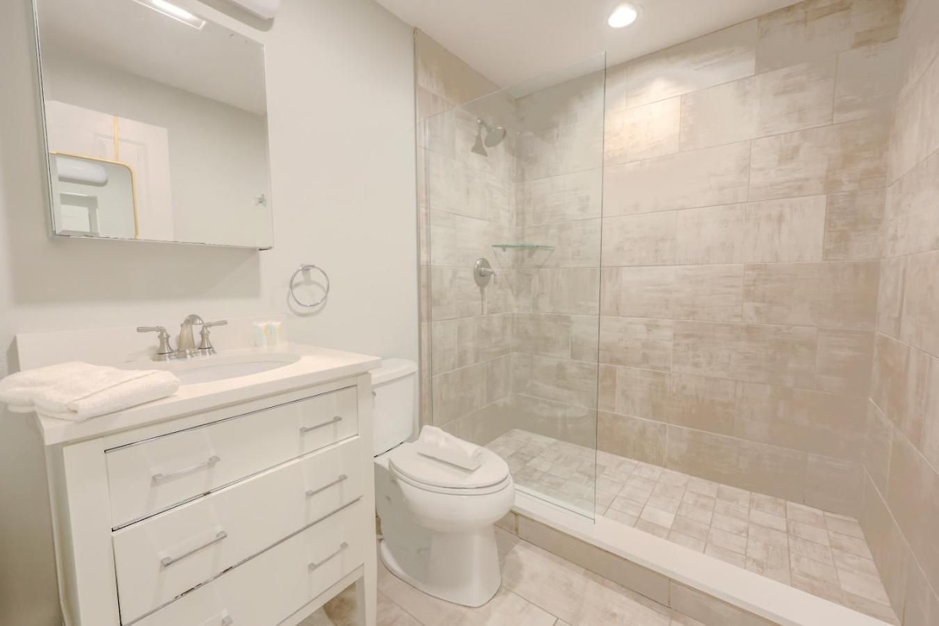 Sleek Fidi Close To Public Transit Apartment *