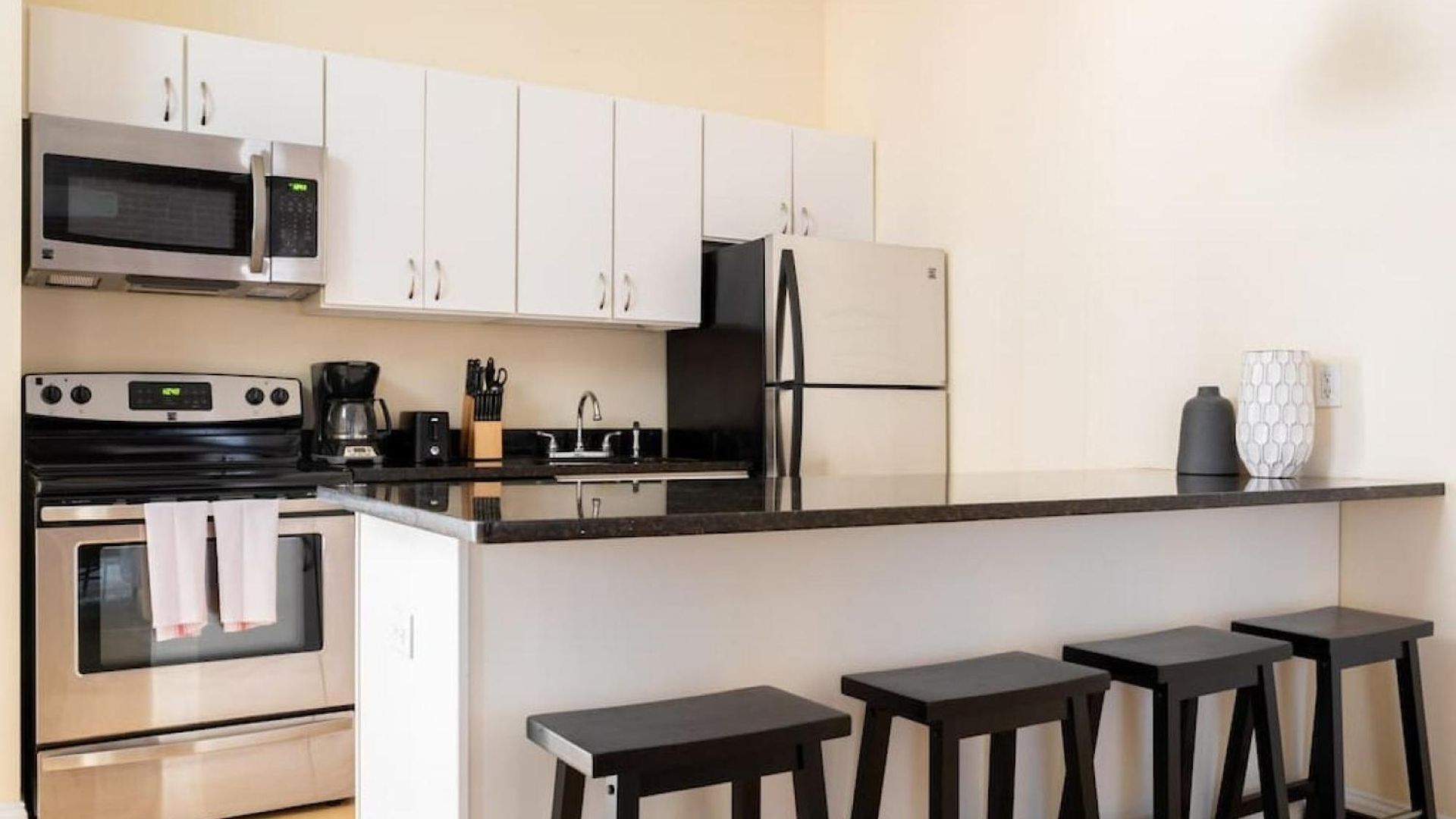 Beautiful 4br 2br Downtown Xing High Ceilings
