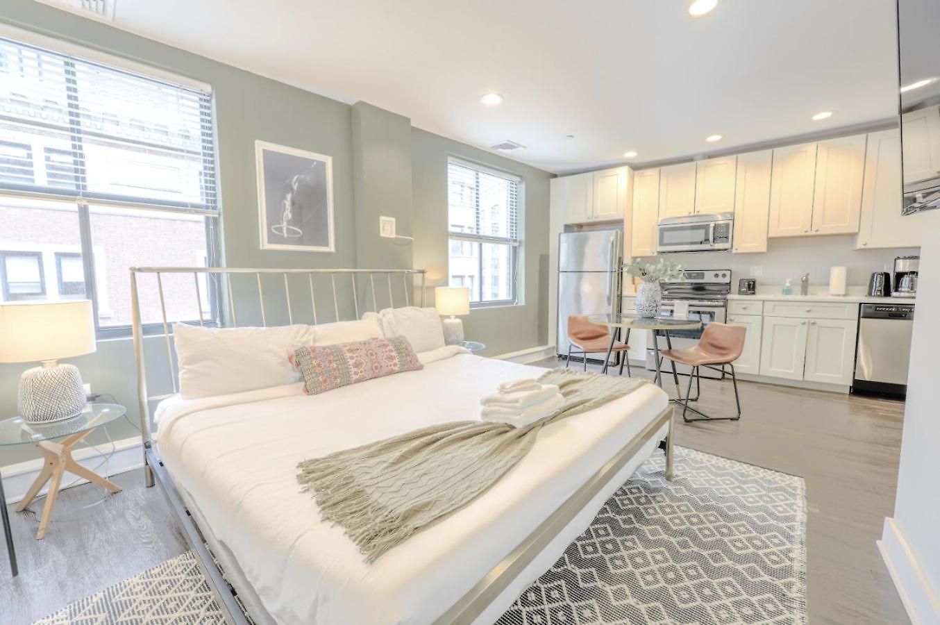 Sleek Fidi Close To Public Transit Boston