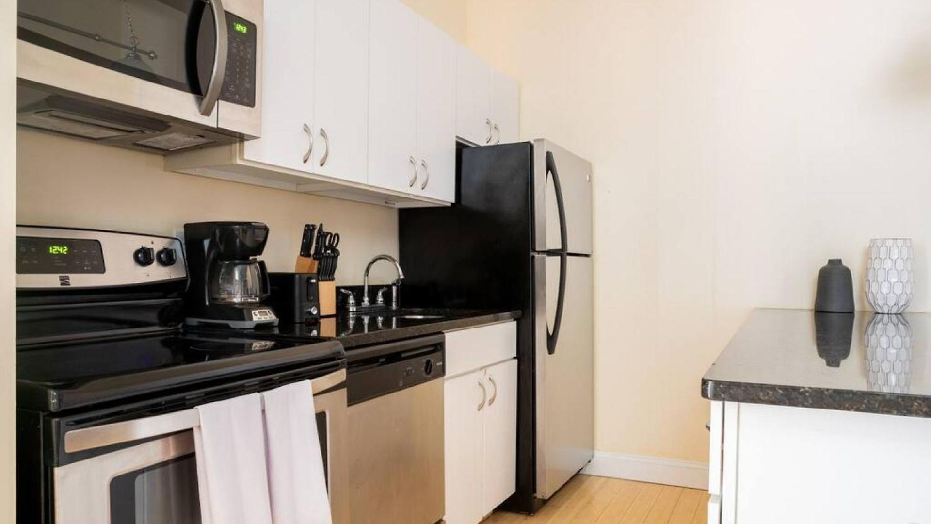 Beautiful 4br 2br Downtown Xing High Ceilings