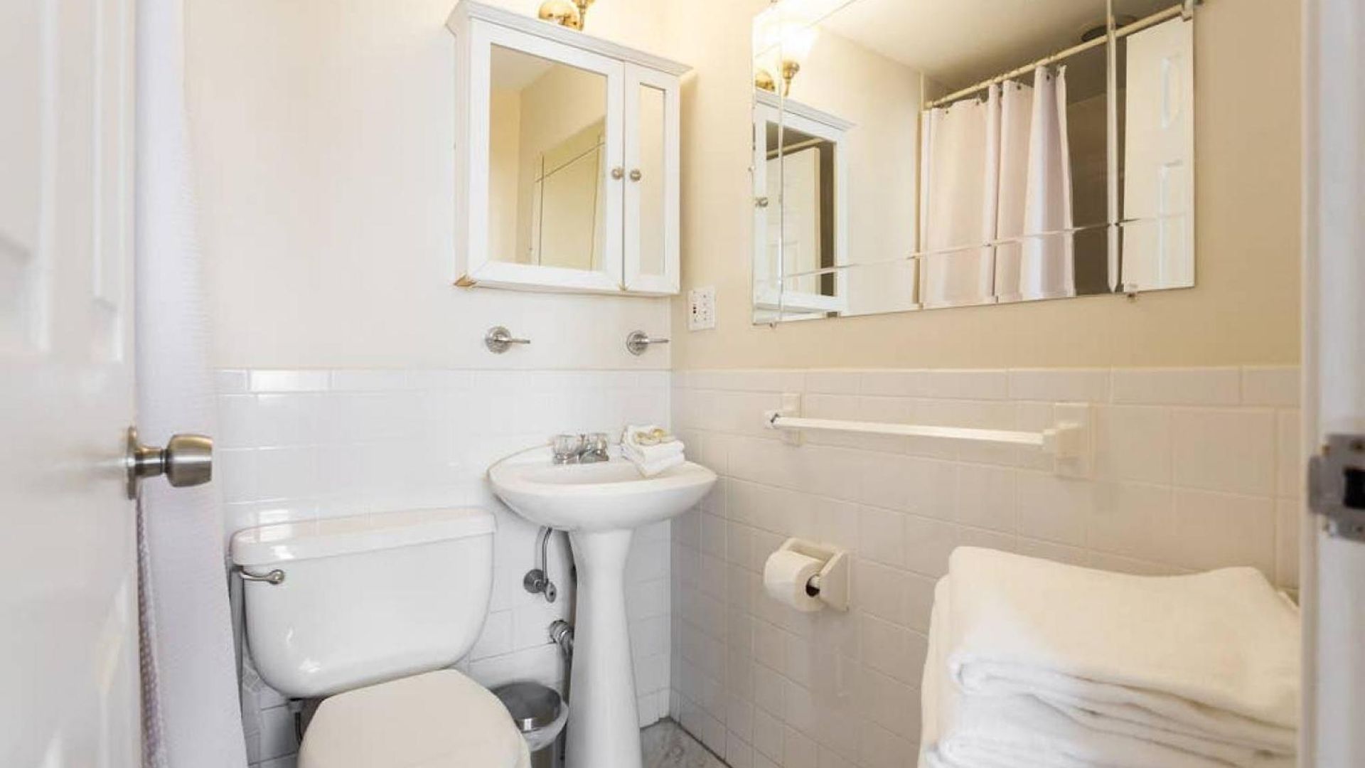 Awesome 2 Bed 1.5 Bath Downtown Apartment