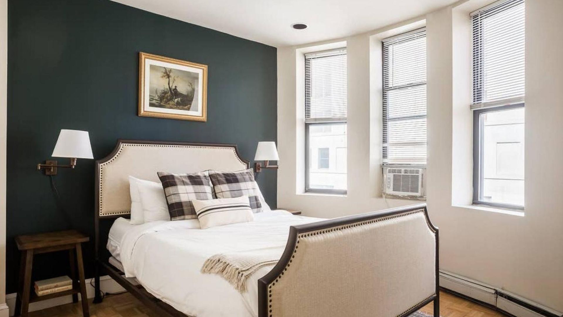 Awesome 2 Bed 1.5 Bath Downtown Apartment