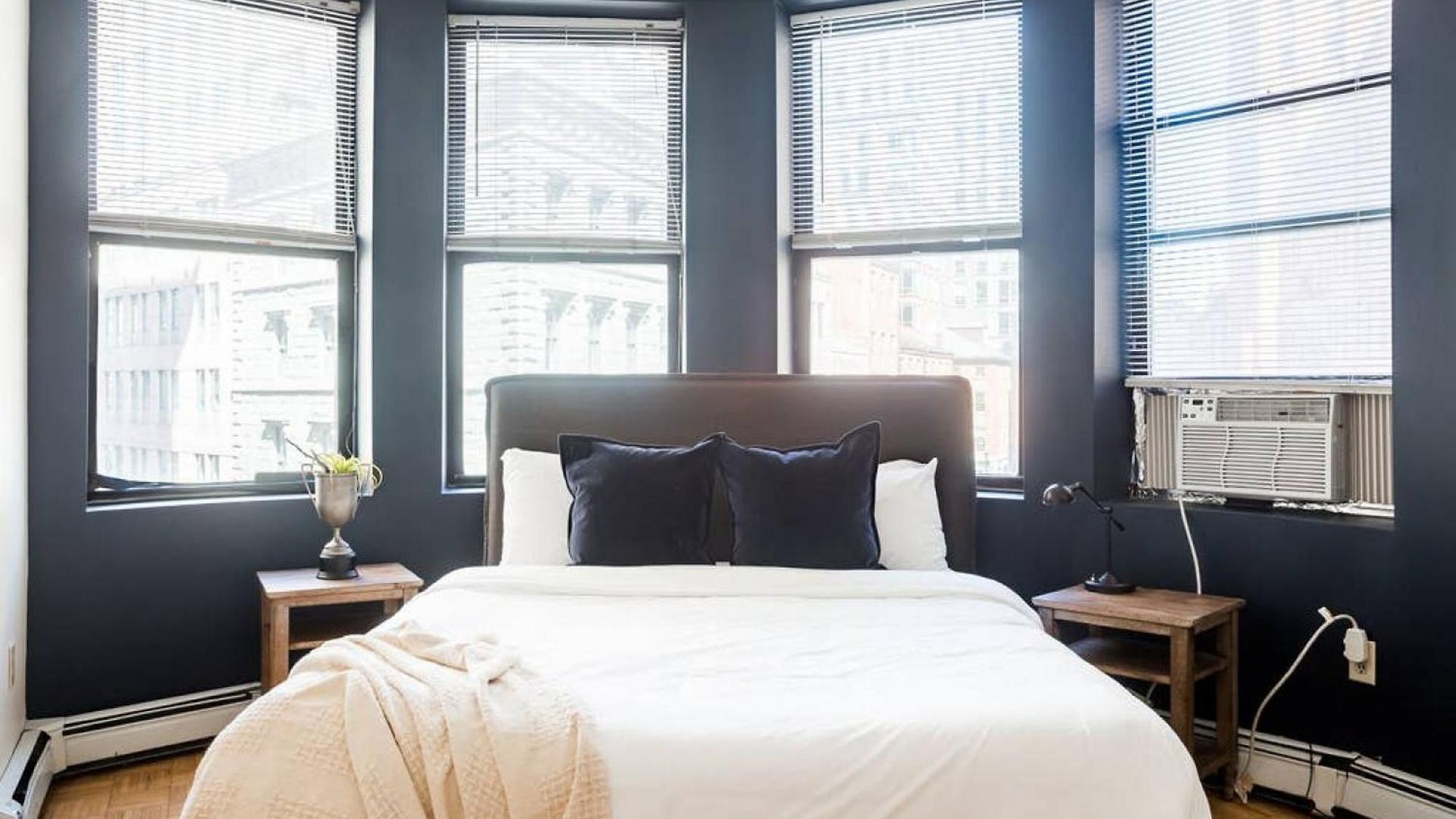 Awesome 2 Bed 1.5 Bath Downtown *