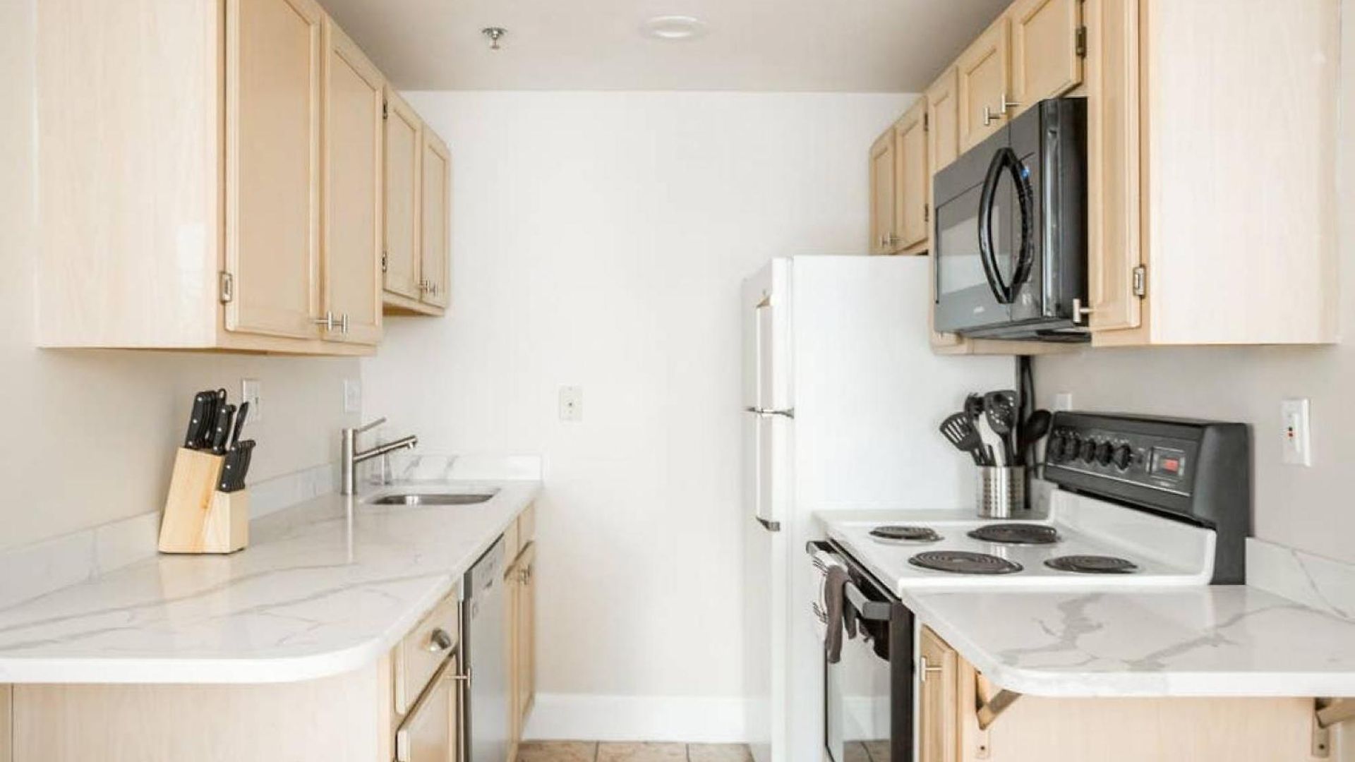 Delightful Downtown 2bed 2bath Apartment *