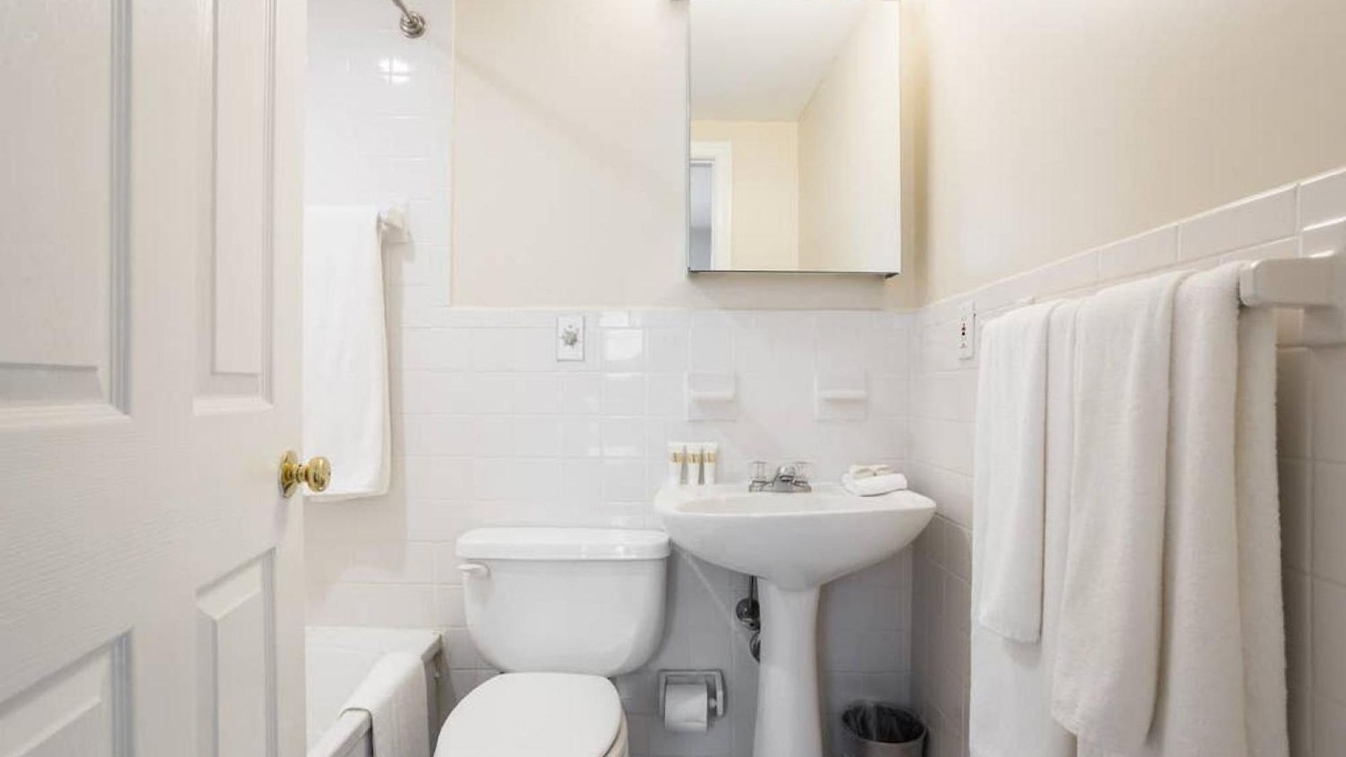 Beautiful 2 Bedroom Financial District Apartment