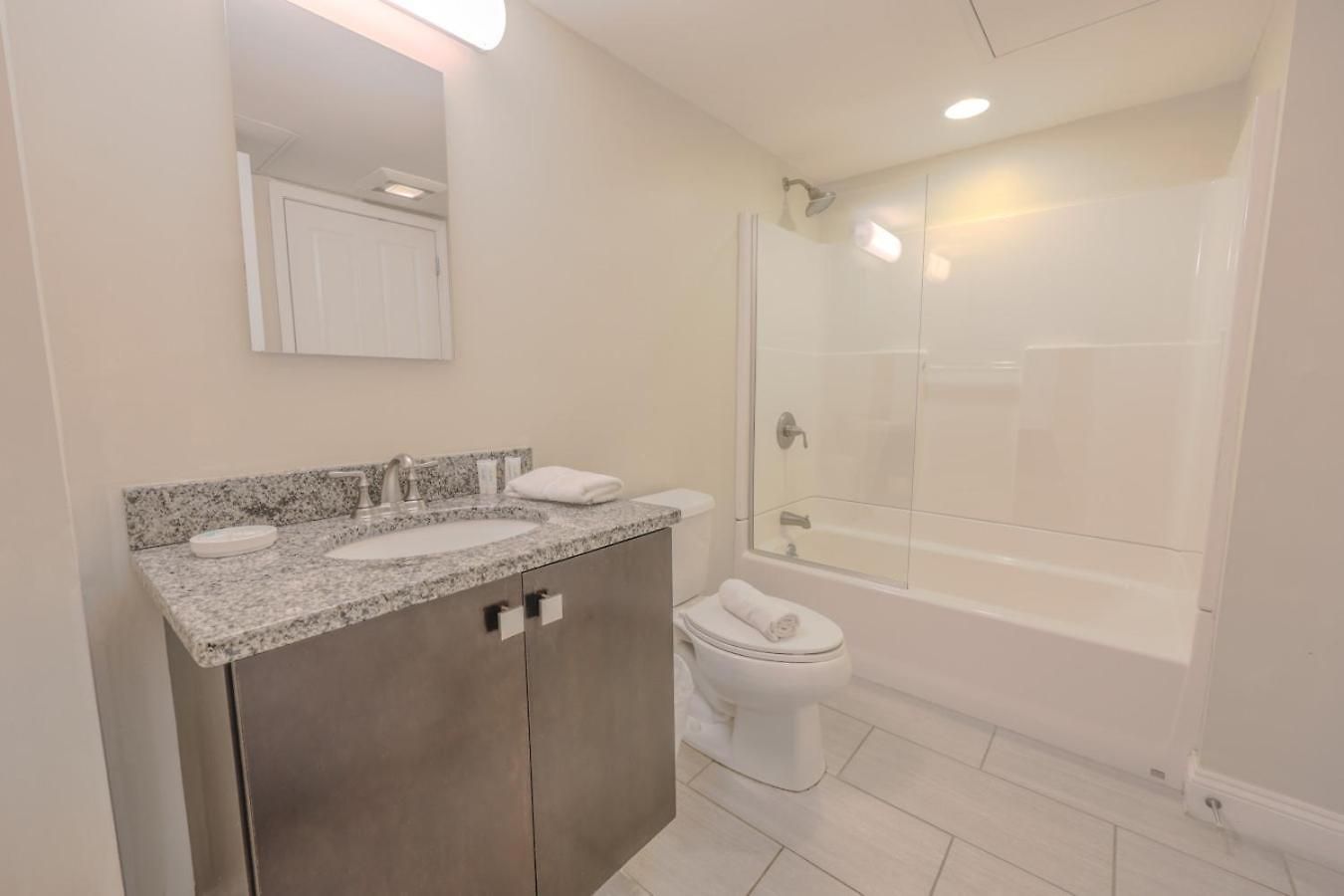 Bright And Bold 2 Bedroom Unit Minutes From The T Boston