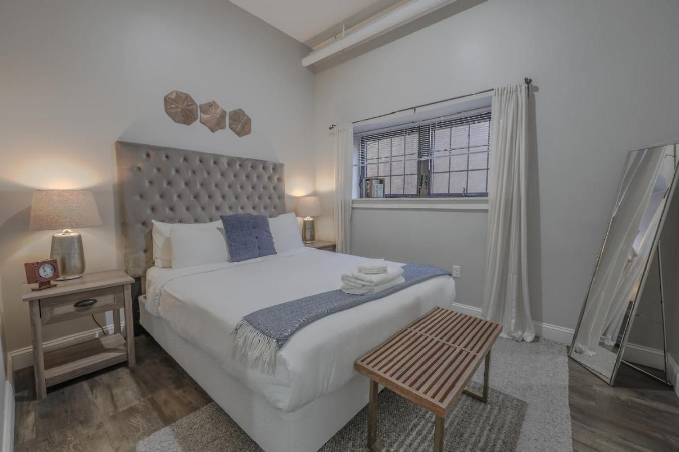 Luxury Furnished Loft Near Park Street Station *