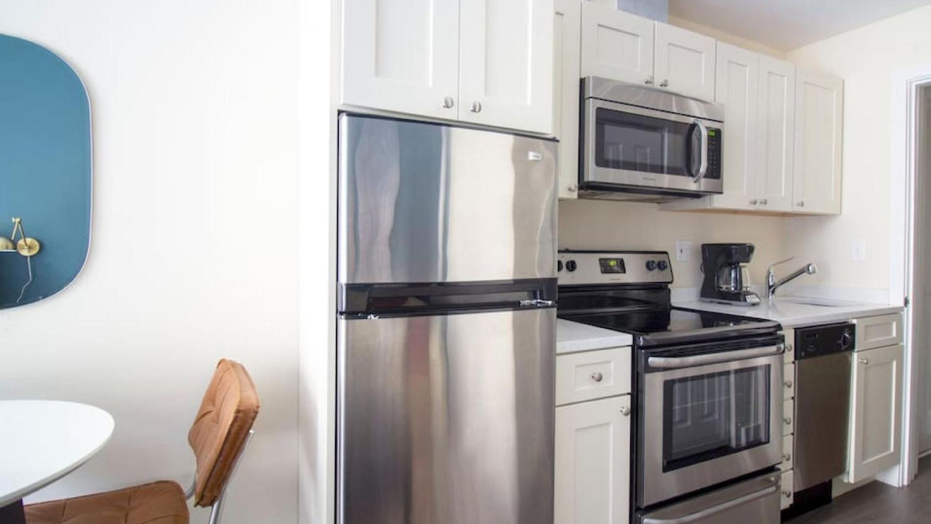 Walking Distance To Mgh And Tufts Medical Apartment