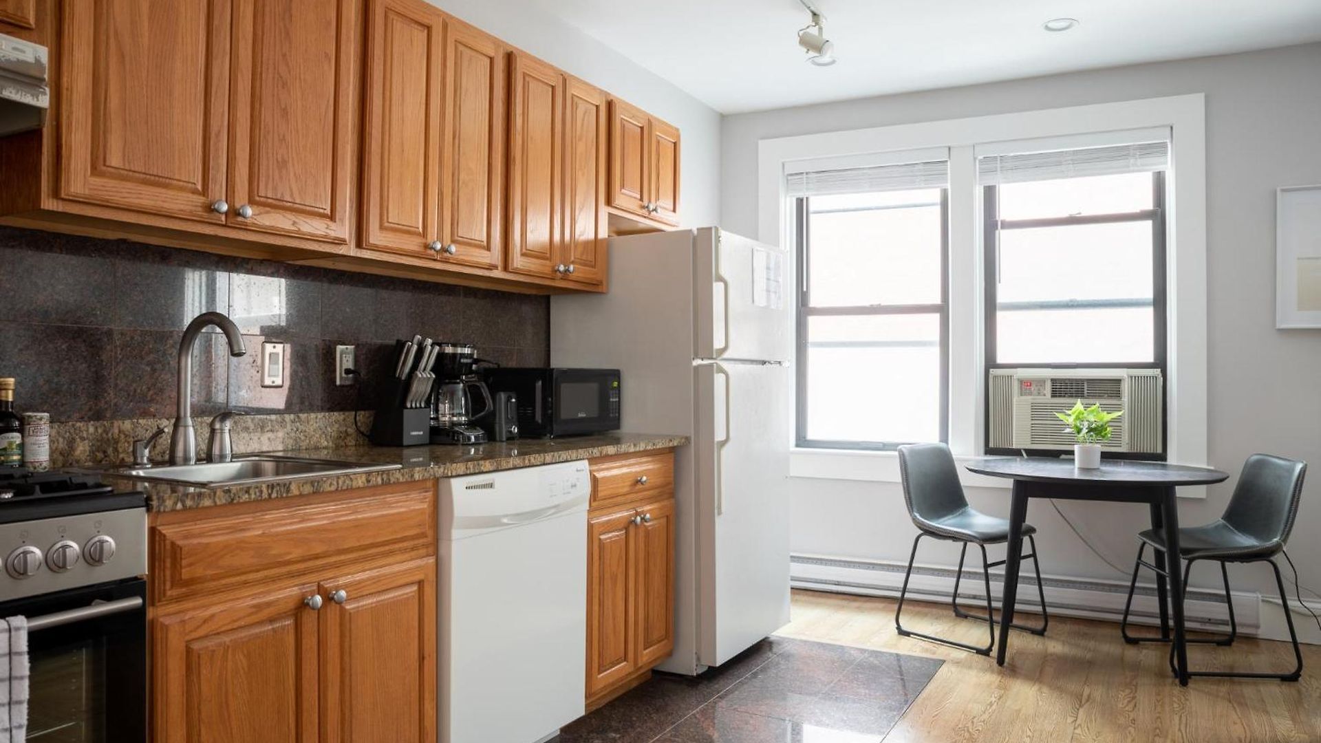 1 Bedroom In Heart Of Theater District Walk Anywhere Apartment *