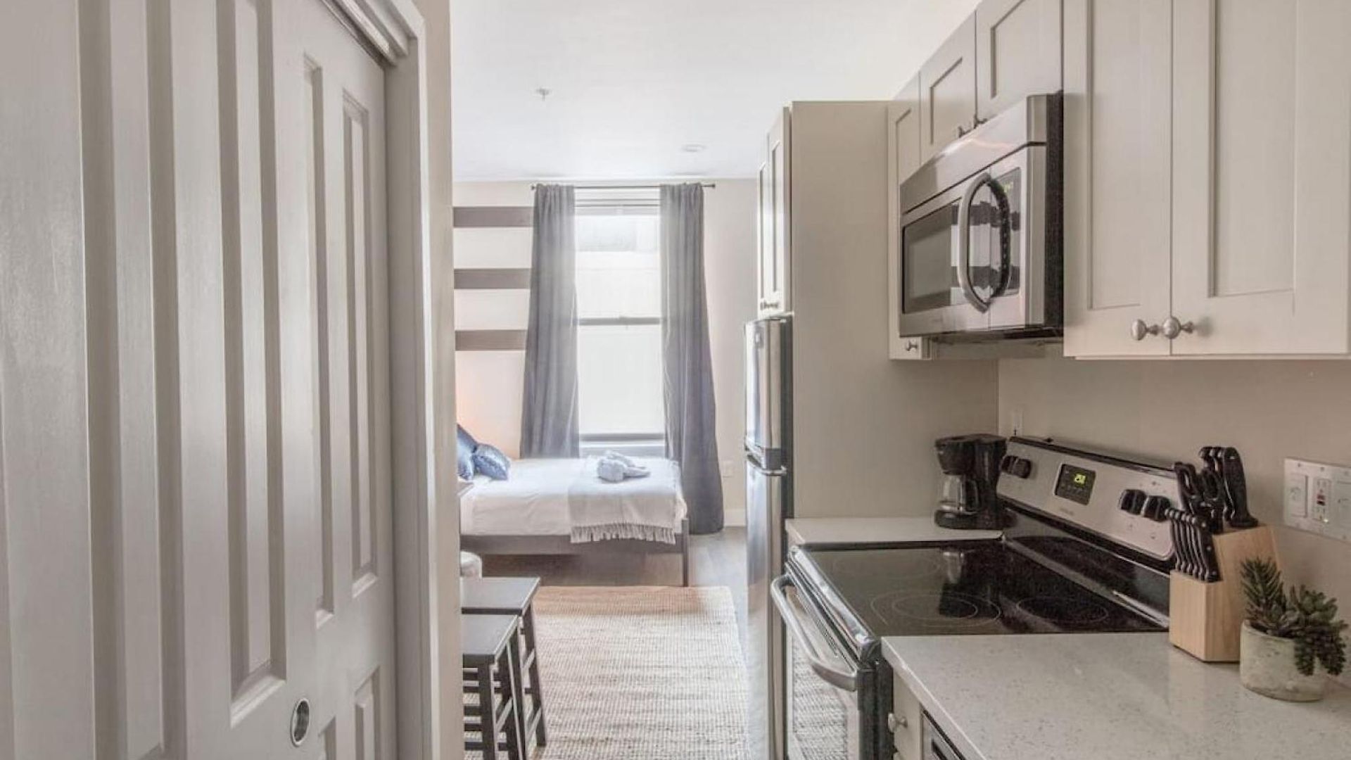 Downtown W Fast Wifi, Keyless Entry *