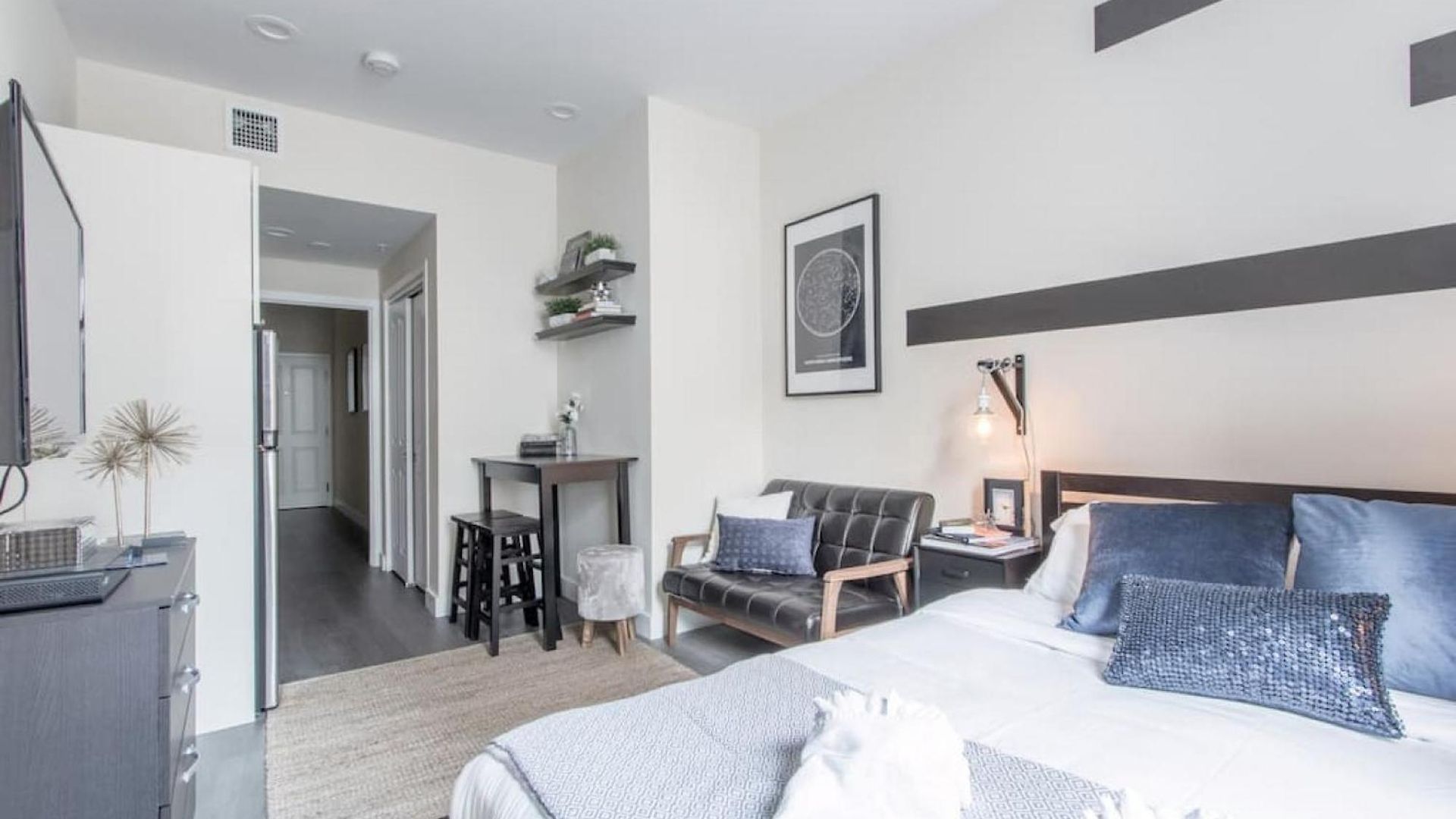 Downtown W Fast Wifi, Keyless Entry Apartment