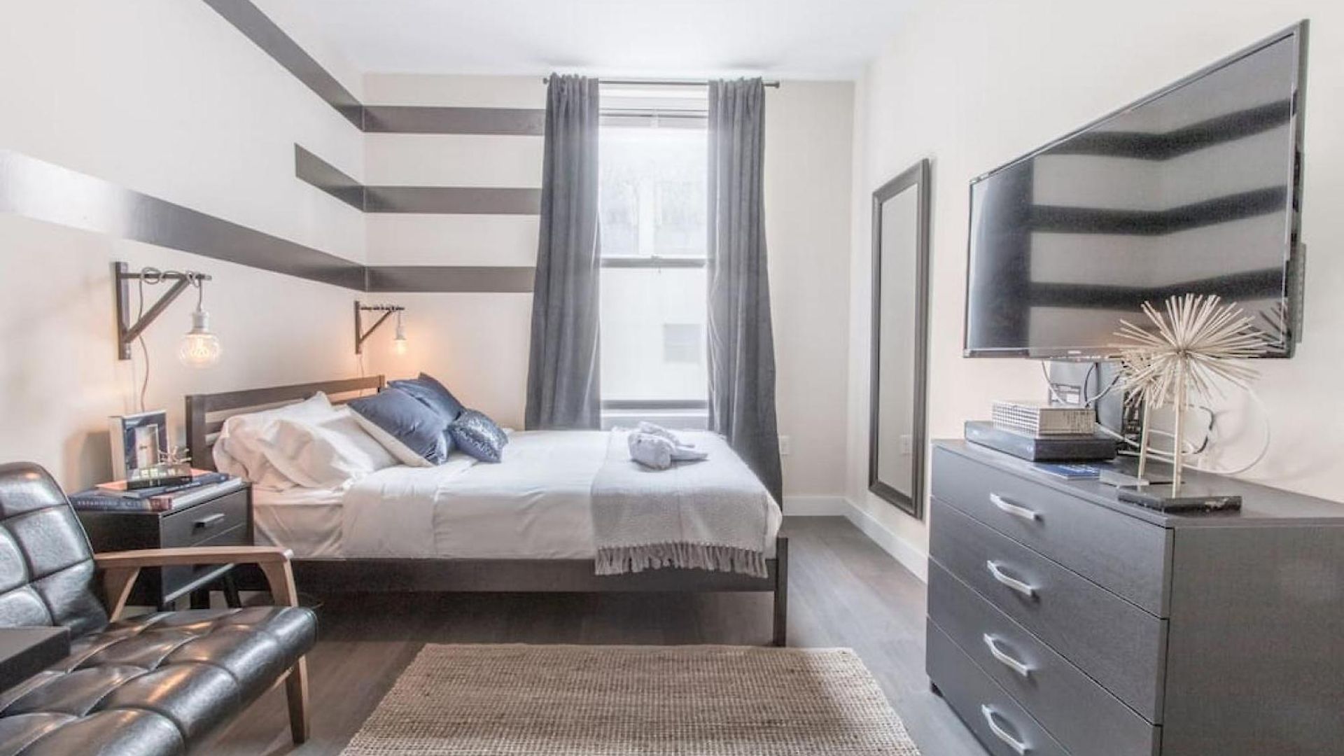 Apartment Downtown W Fast Wifi, Keyless Entry