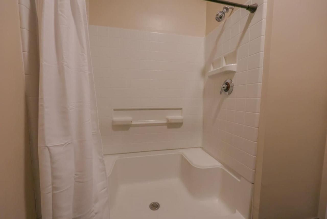 Stylish Exposed Brick 3 Bedroom Apartment *