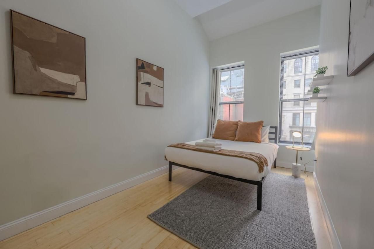 Stylish Exposed Brick 3 Bedroom Apartment *