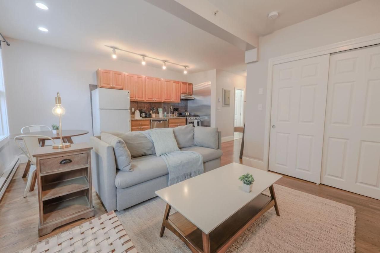 Chic 1 Bed Steps From Common Apartment *