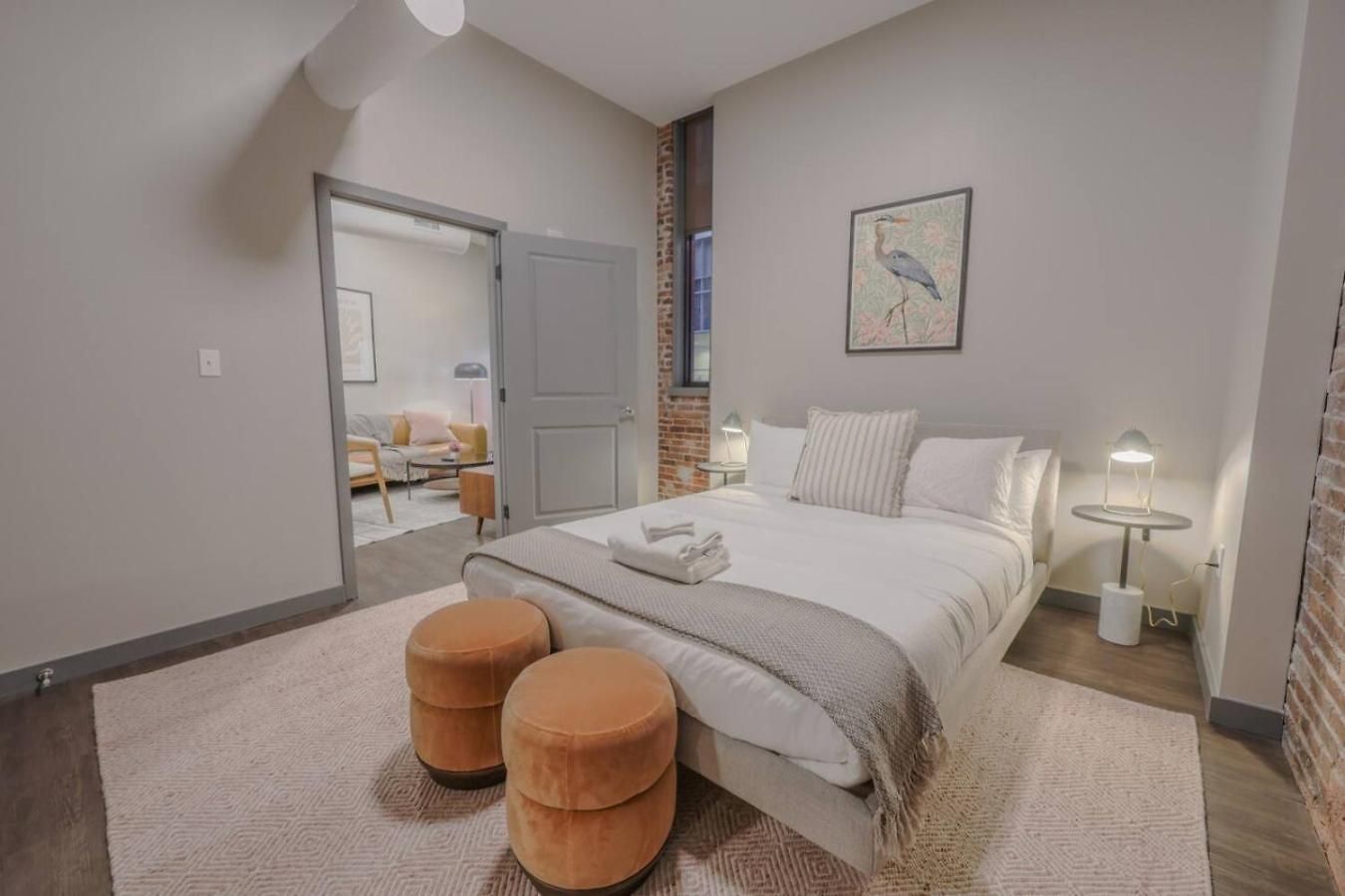 Stylish Downtown 2 Bedroom *