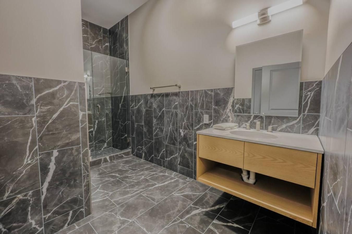 Stylish Downtown 2 Bedroom