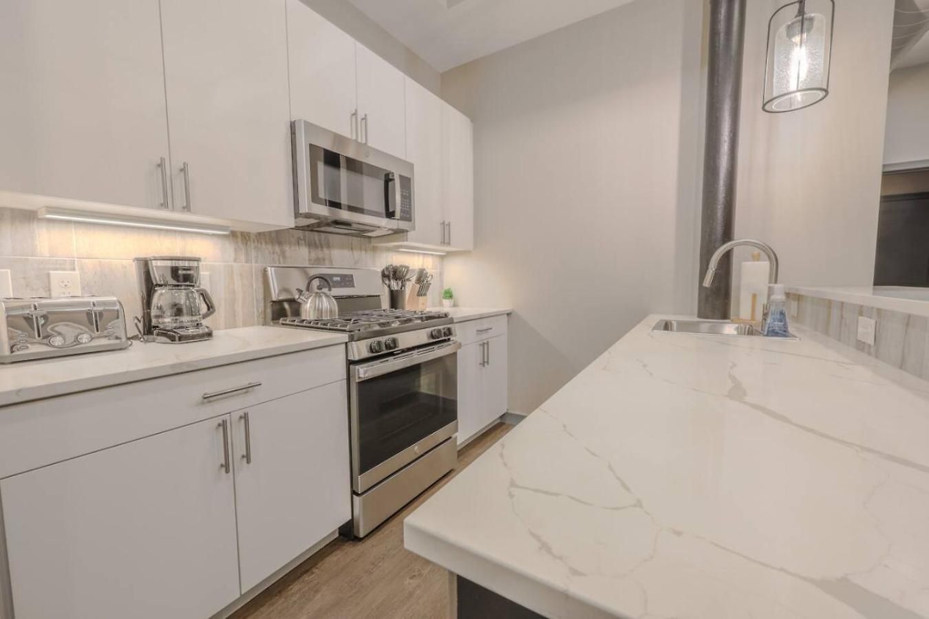 Classic And Chic 1 Bedroom Apartment *
