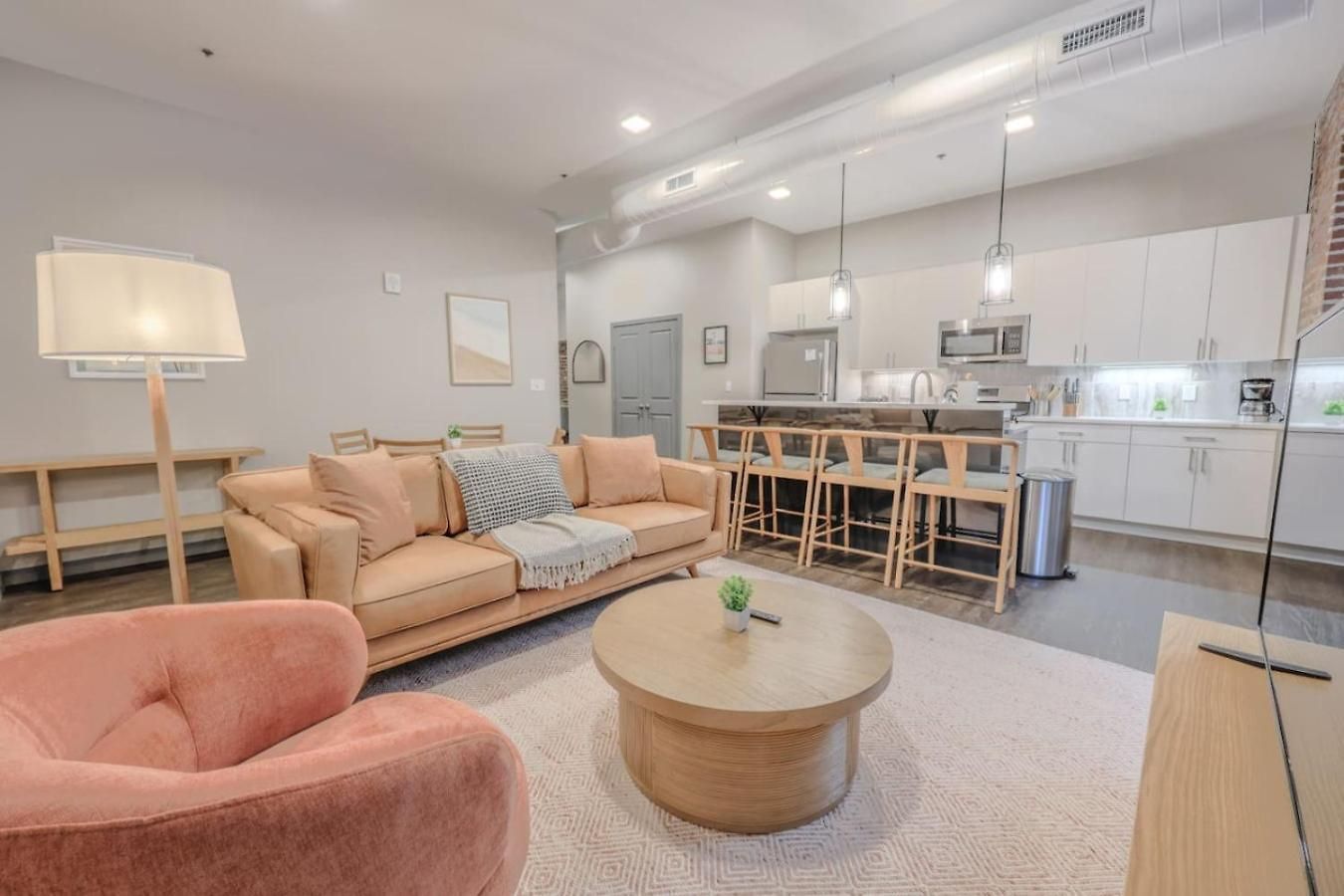 Elegant 2 Bedroom Prime Location