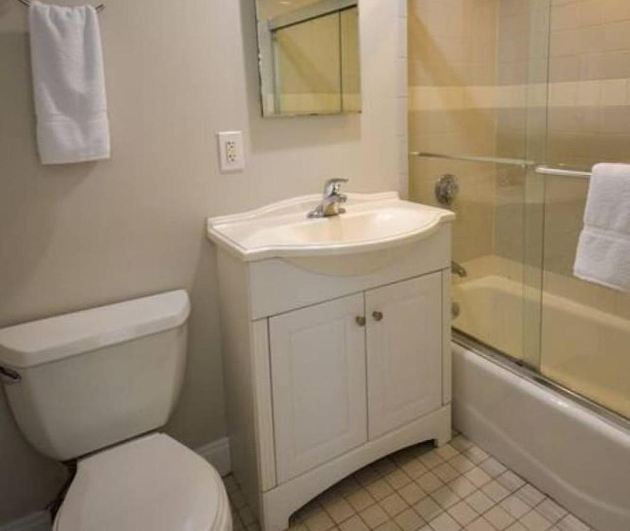 Comfy Back Bay Alcove *