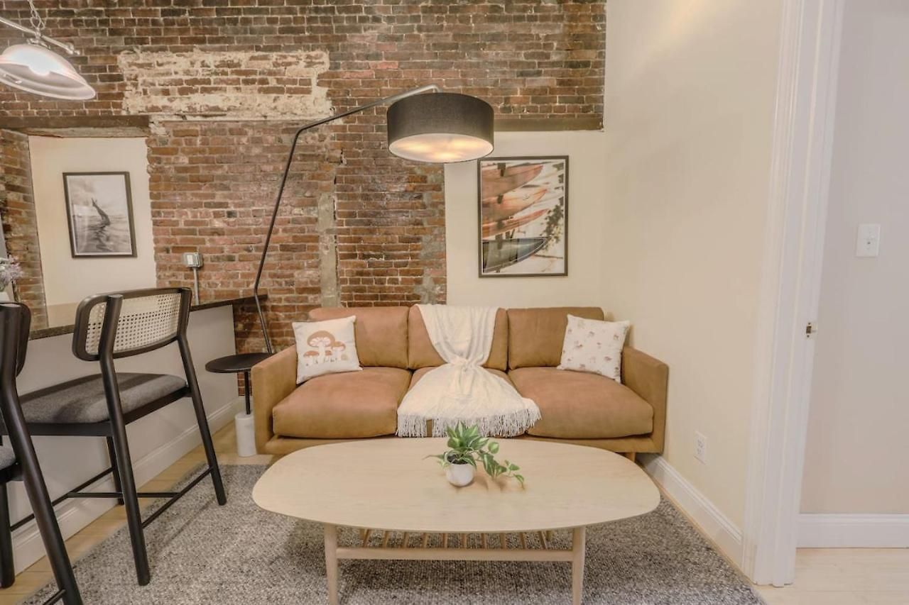 Simple Spacious Apartment *