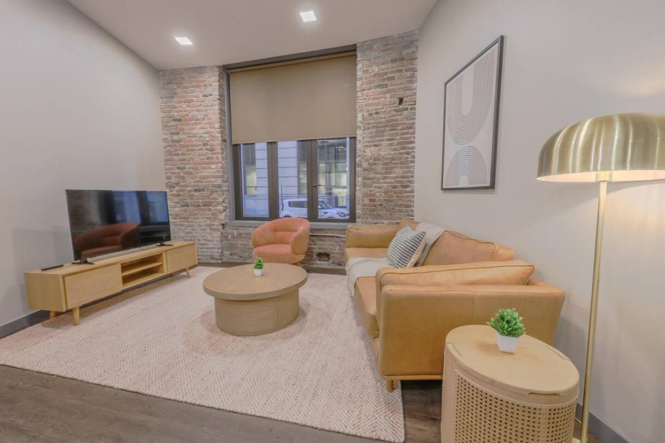 Luxurious Downtown 1 Bedroom Apartment *