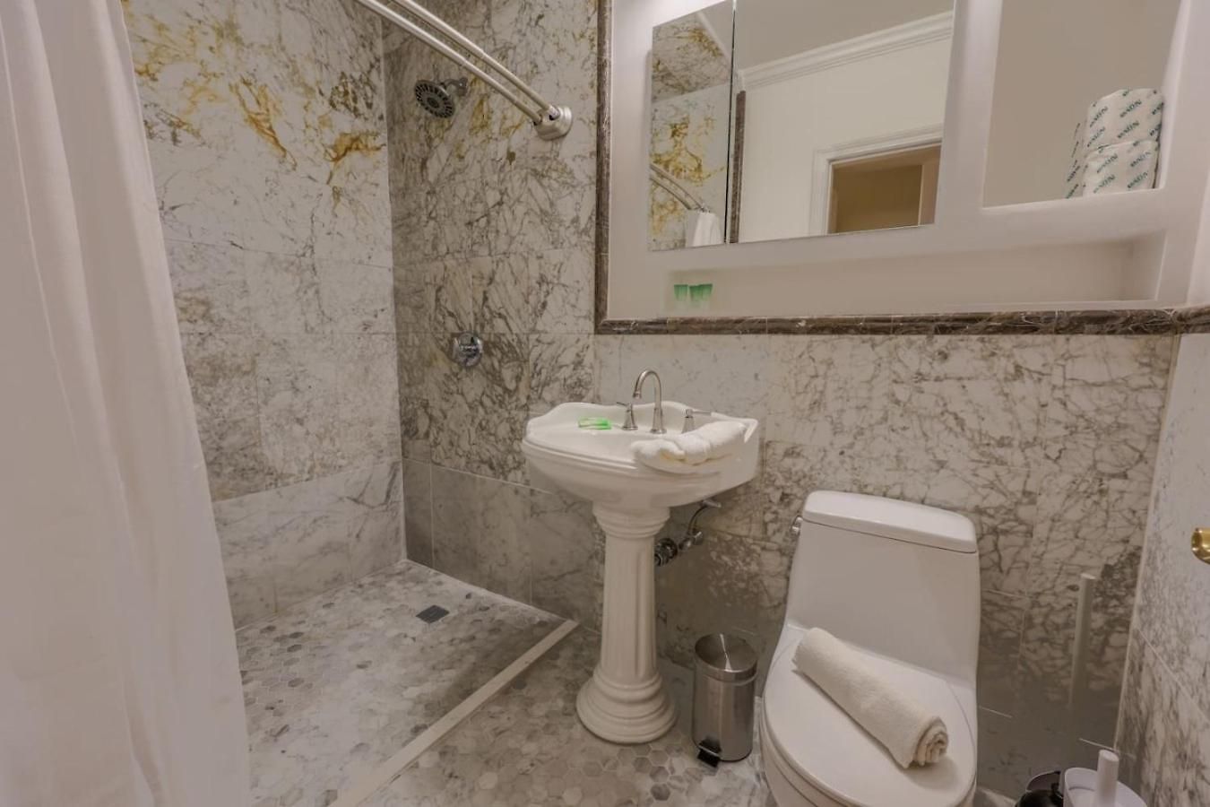 Classic 2bed 2bath W Patio In Back Bay
