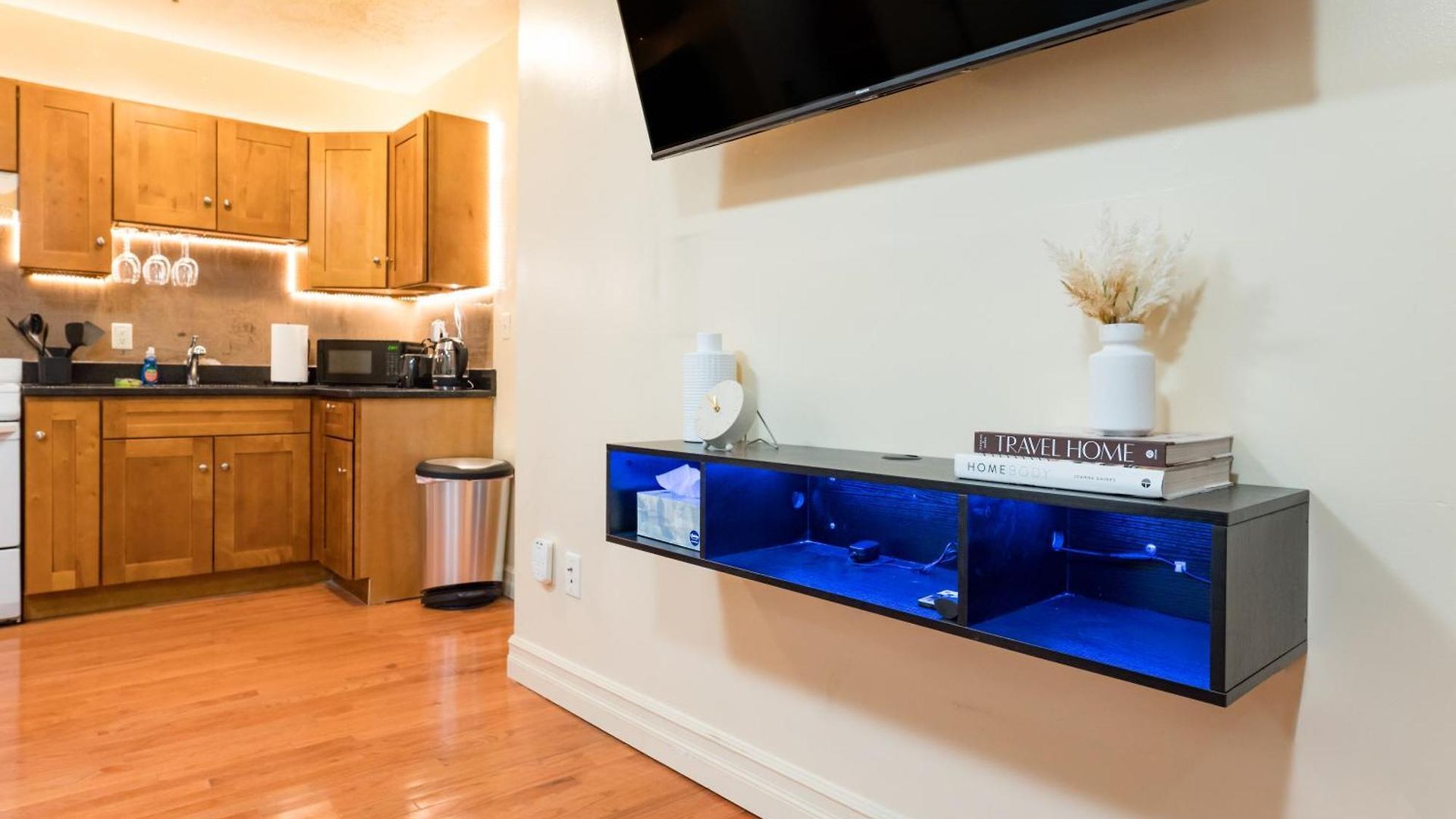 1br In The Heart Of Downtown Famous Nightlife Theater District With Bed Full Of Promises Td Garden Common Park Mbta Apartment