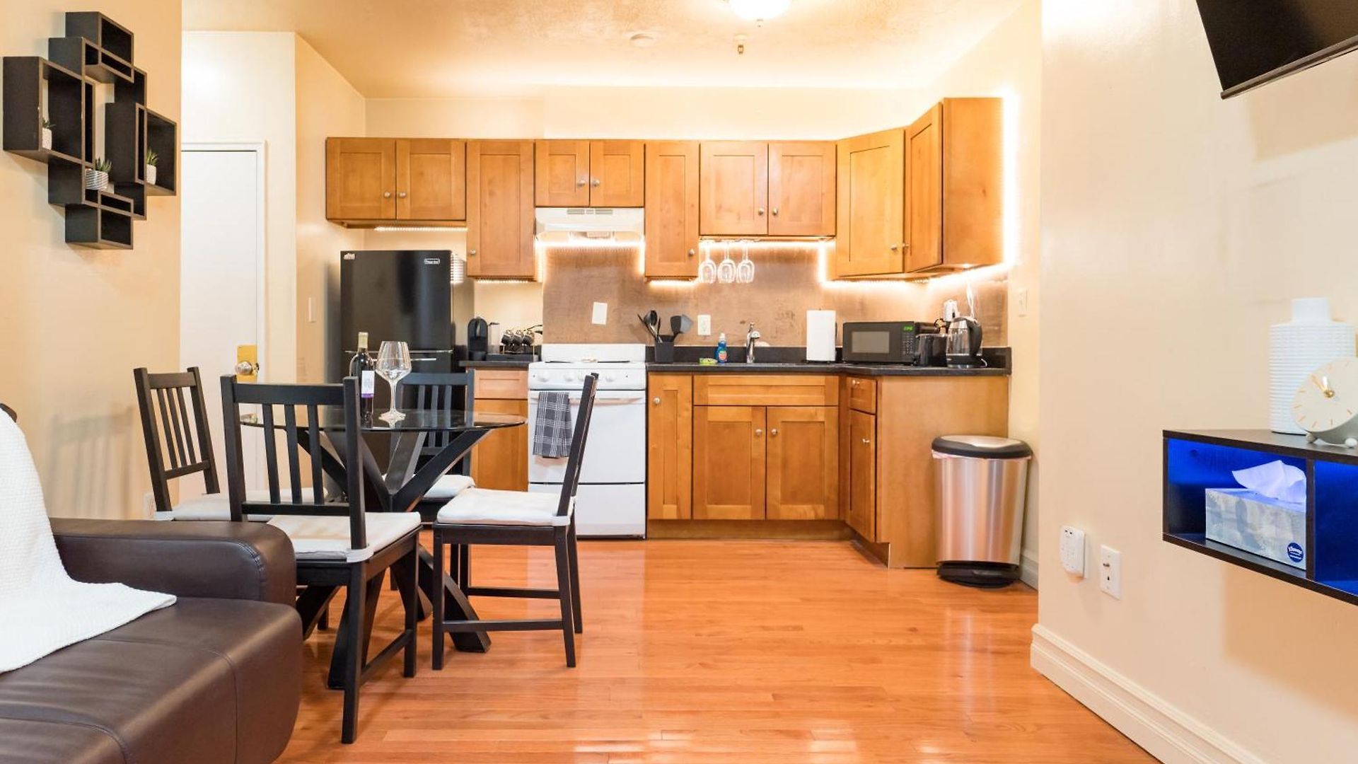 1br In The Heart Of Downtown Famous Nightlife Theater District With Bed Full Of Promises Td Garden Common Park Mbta Apartment Boston