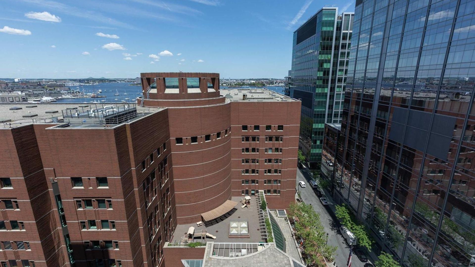 Luxury Seaport With Gym And Pool Apartment