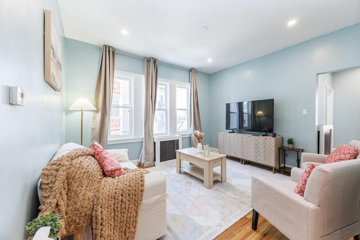 Stylish 3 Bedroom Apartment *