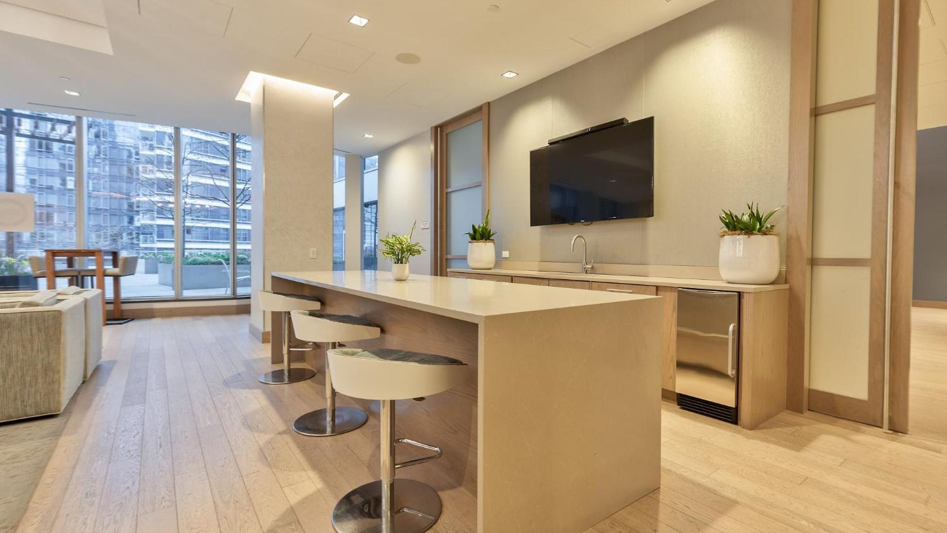 Luxury With Balcony In Seaport