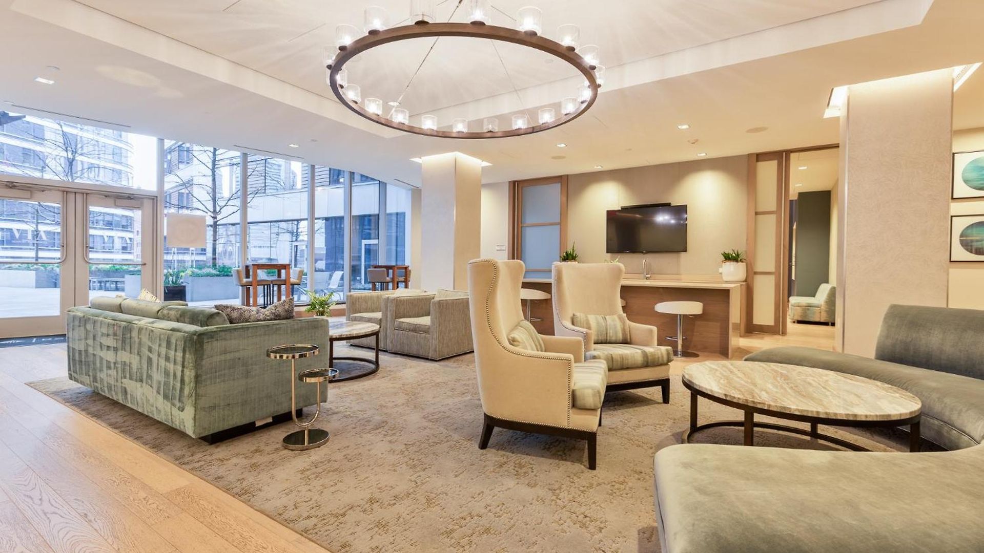 Luxury In Seaport *