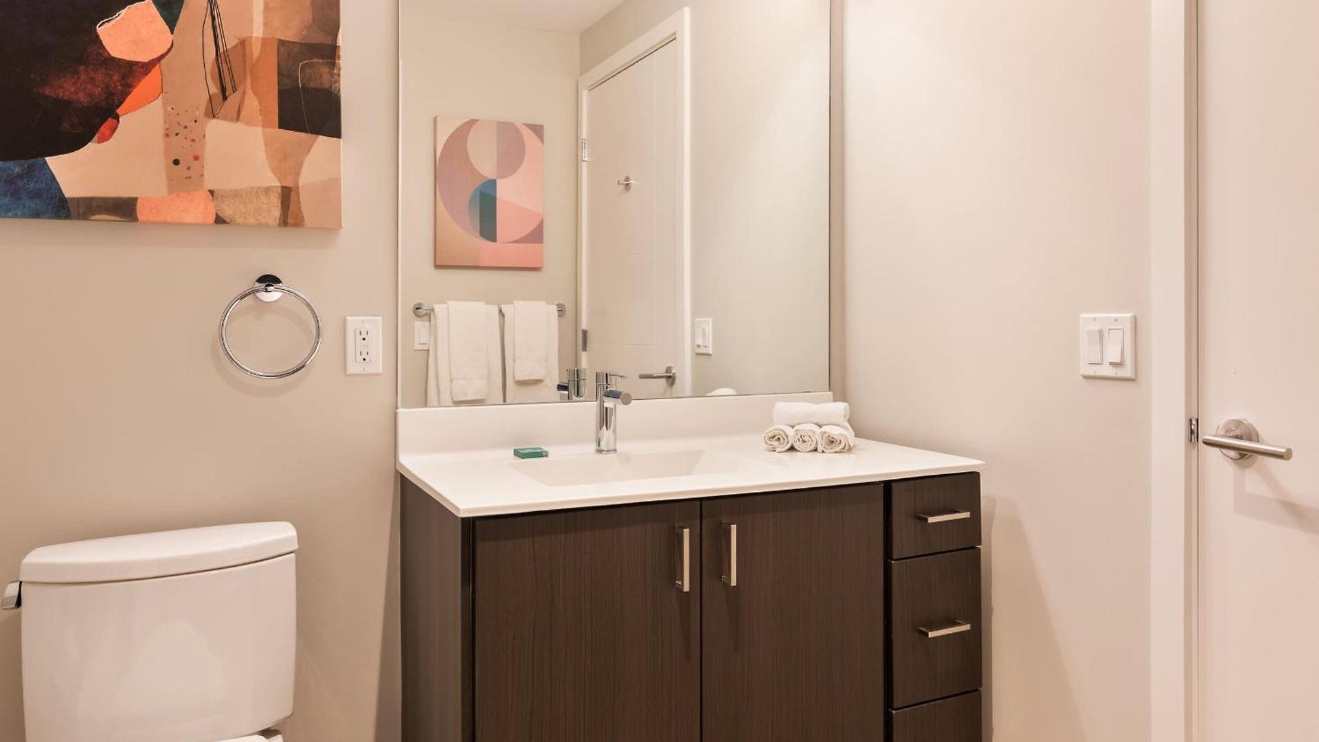 Luxury In Heart Of Seaport Apartment *