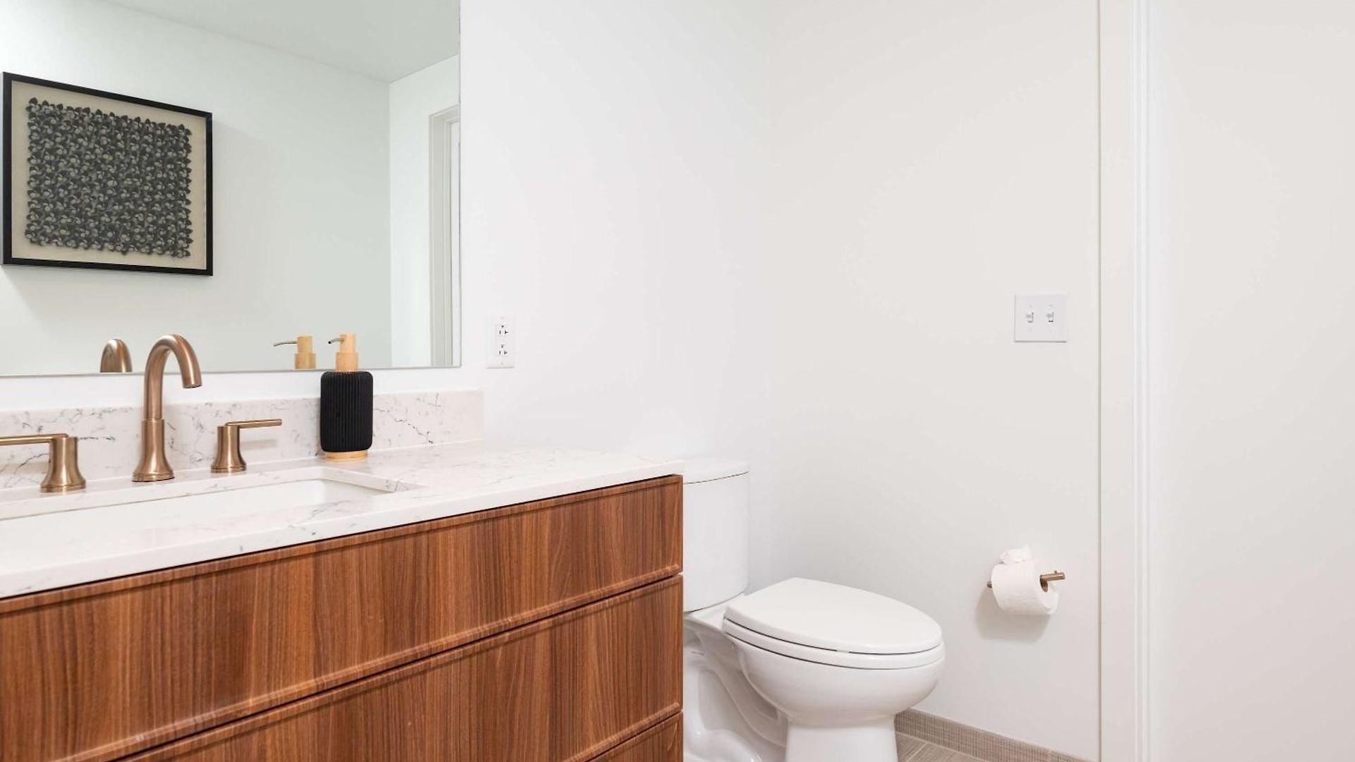 Apartment Back-bay Upscale Rooftop & Parking *