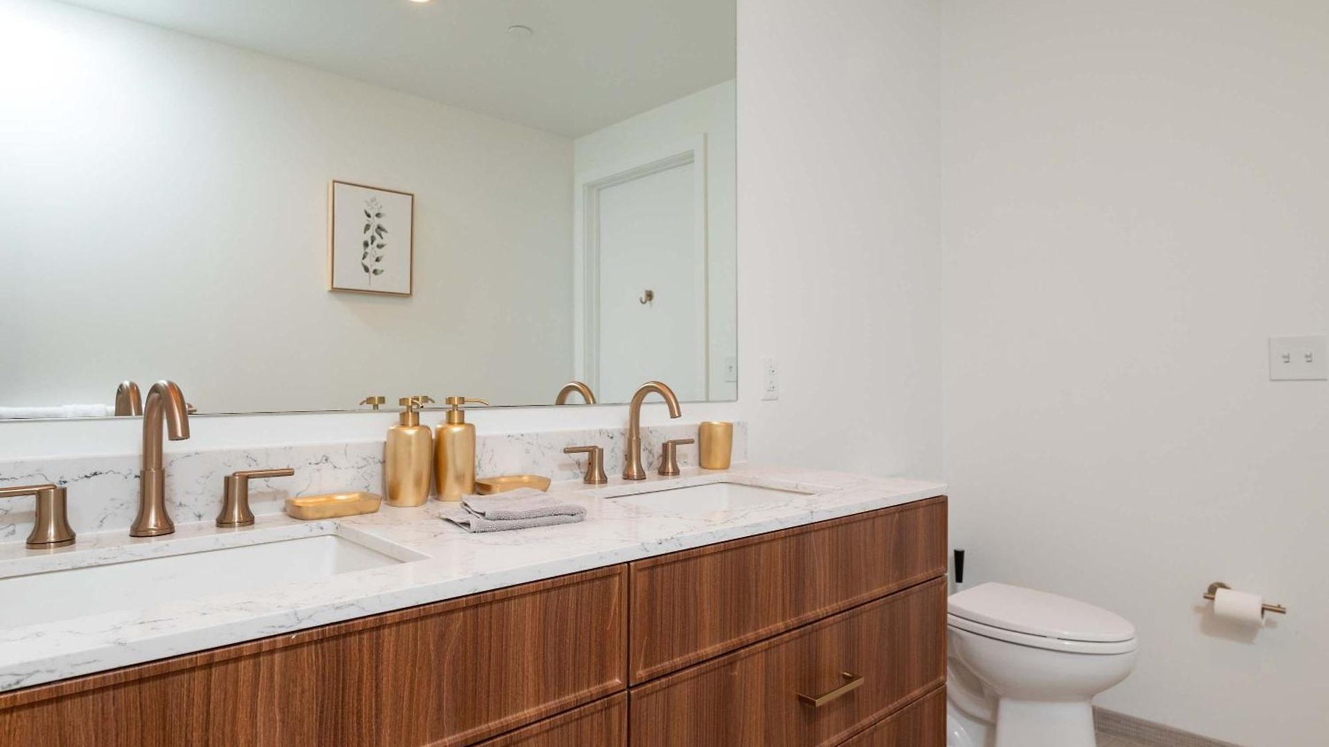 Apartment Back-bay Lux 2br With Rooftop And Parking *