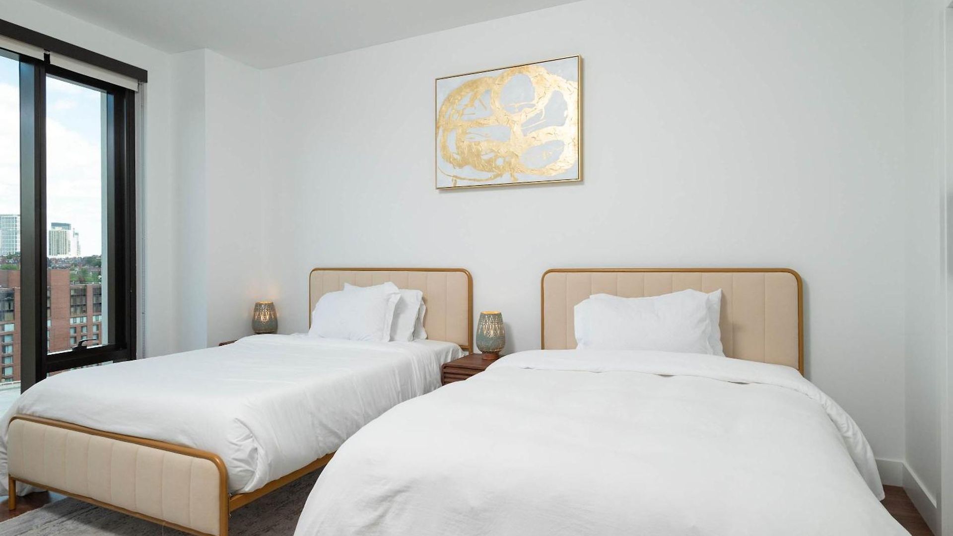 Back-bay Lux 2br With Rooftop And Parking *