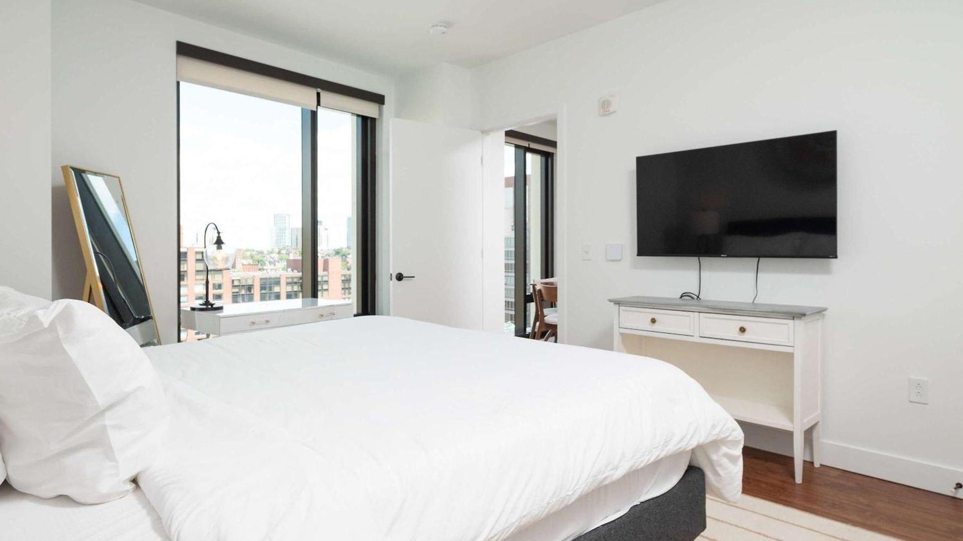 Back-bay Lux 2br With Rooftop And Parking *