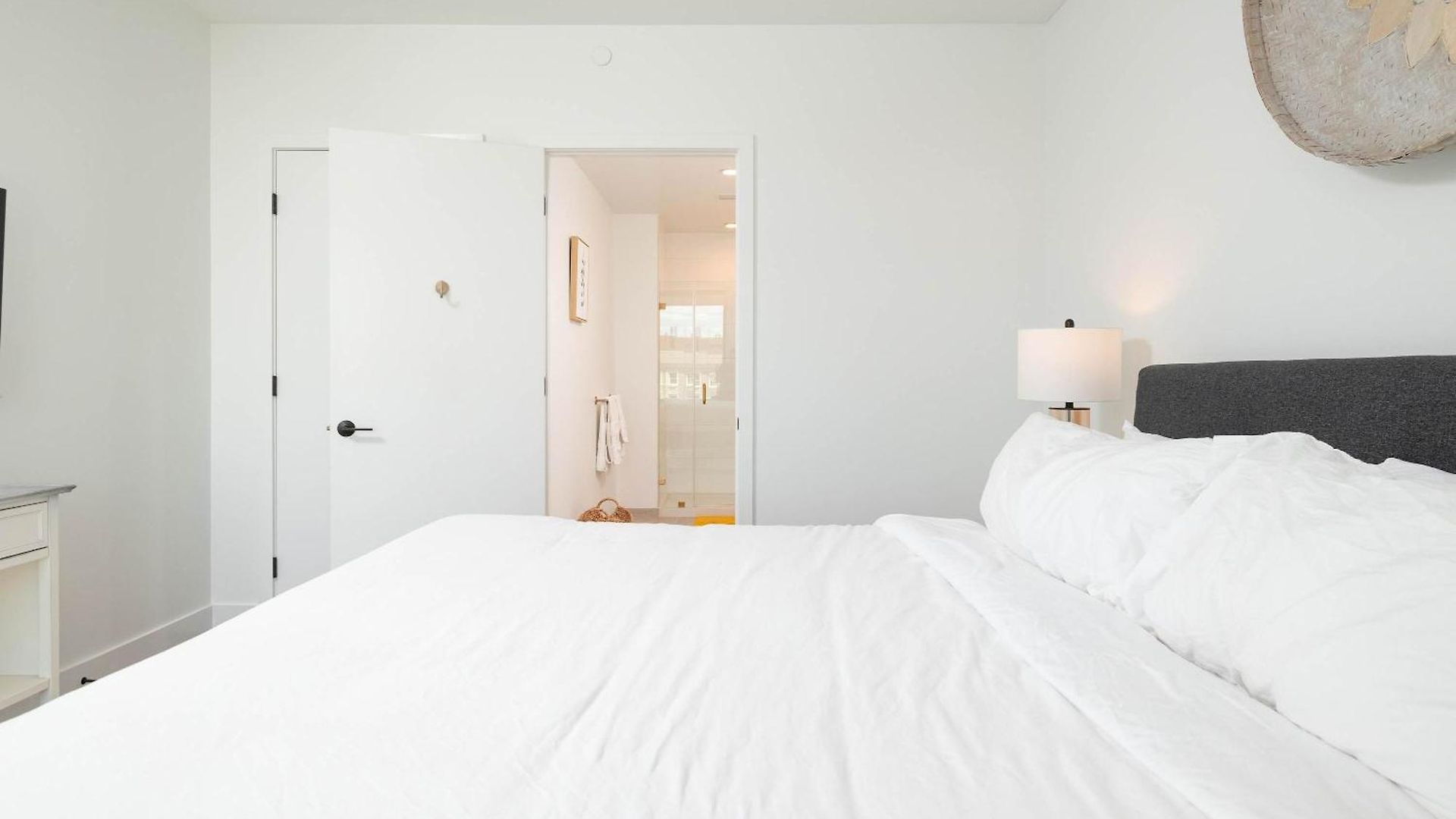 Back-bay Lux 2br With Rooftop And Parking Apartment
