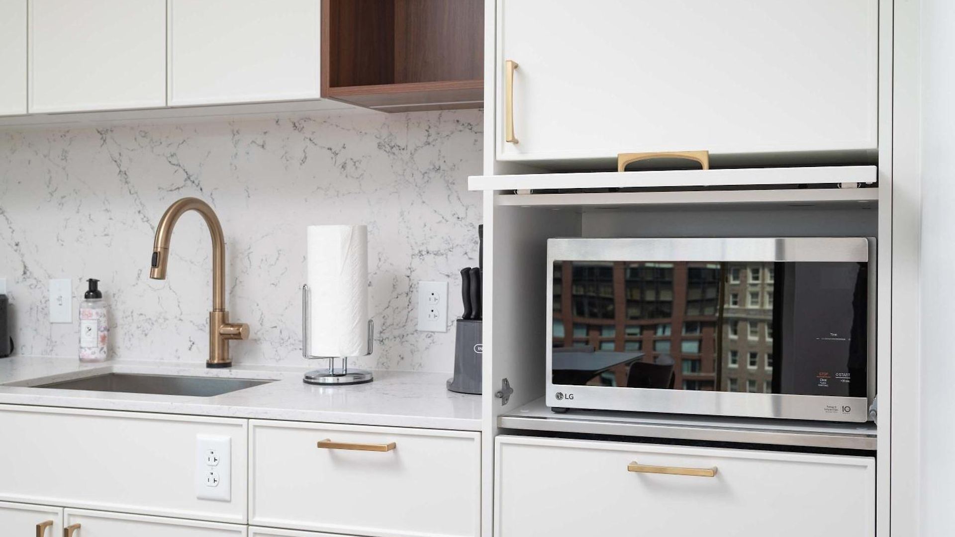 Back-bay Lux 2br With Rooftop And Parking Boston