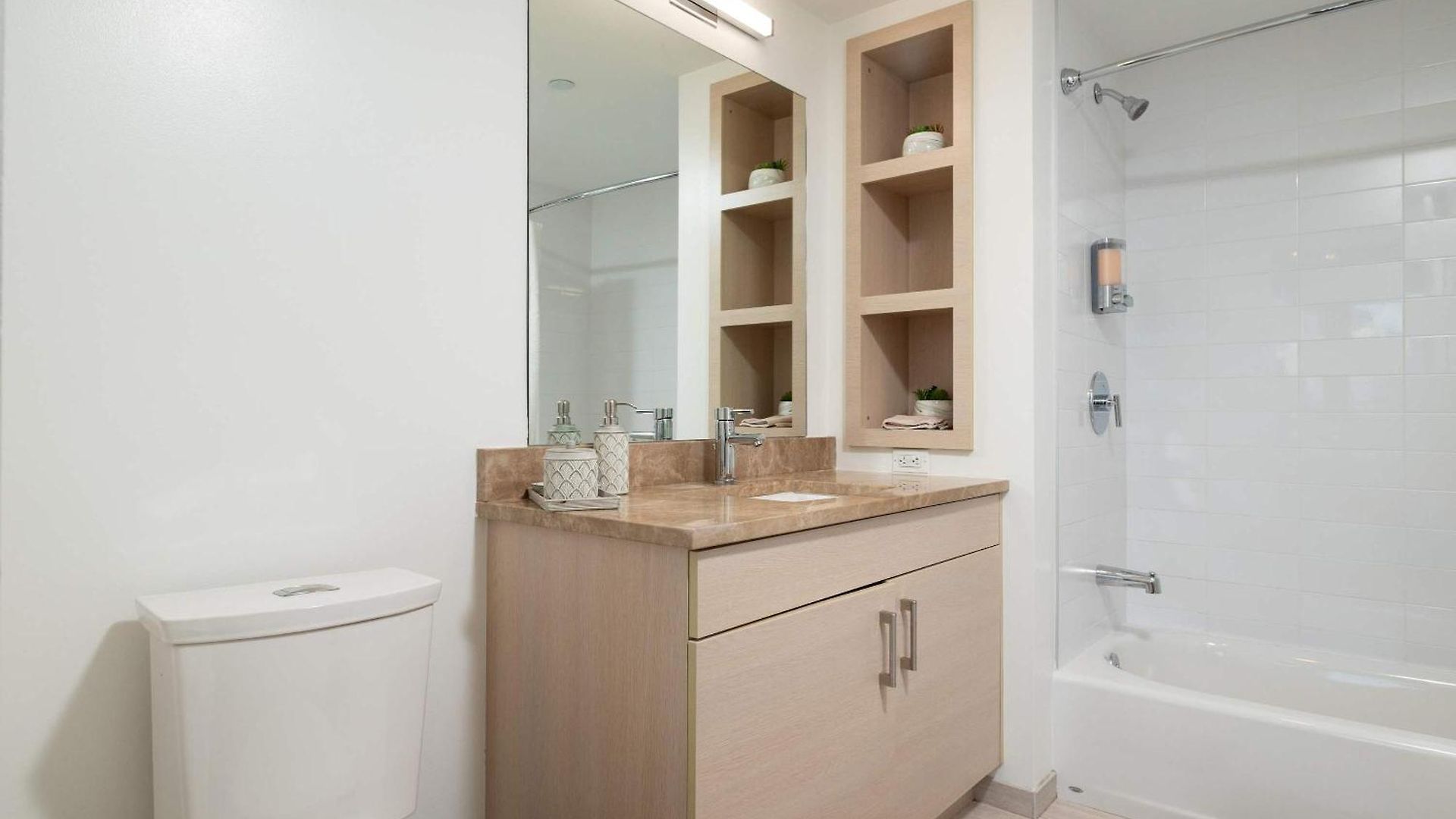Upscale Penthouse With Gym Parking Near Mgh Tufts