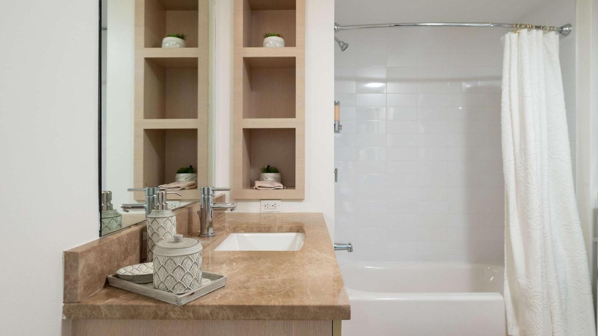 Upscale Penthouse With Gym Parking Near Mgh Tufts *