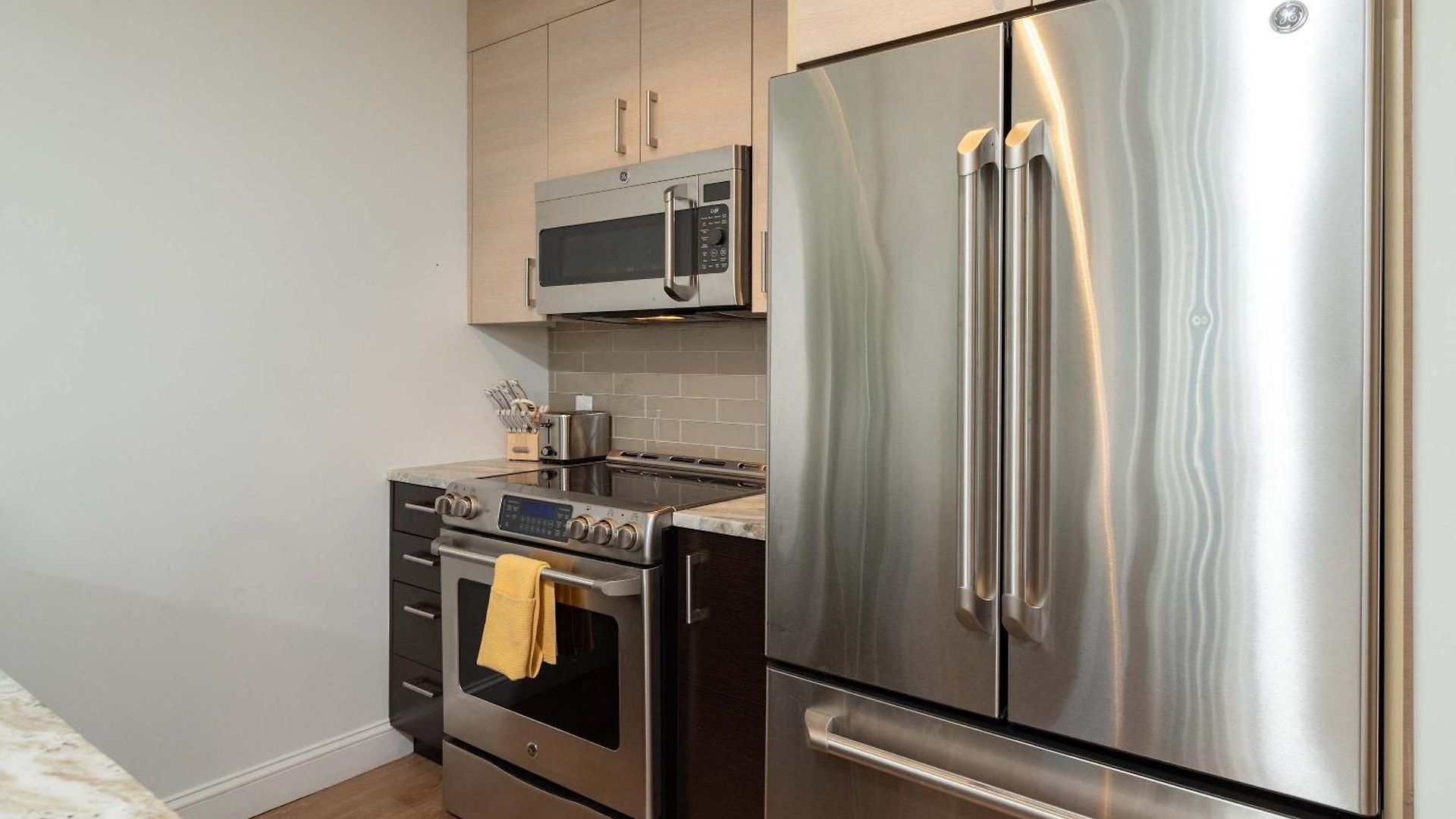 Upscale Penthouse With Gym Parking Near Mgh Tufts Apartment *