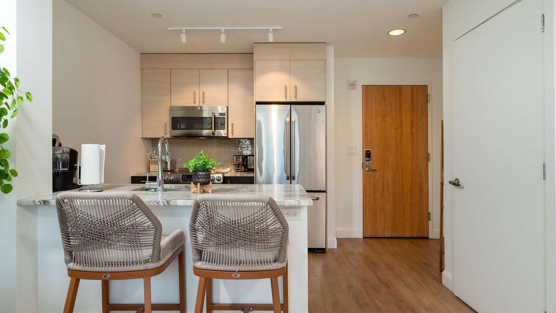 Apartment Upscale Penthouse With Gym Parking Near Mgh Tufts *