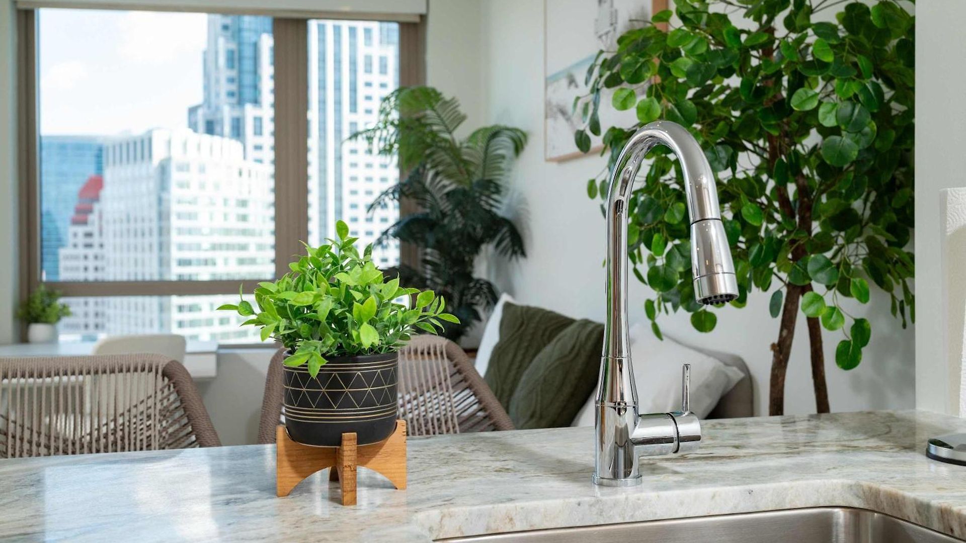 Upscale Penthouse With Gym Parking Near Mgh Tufts Boston