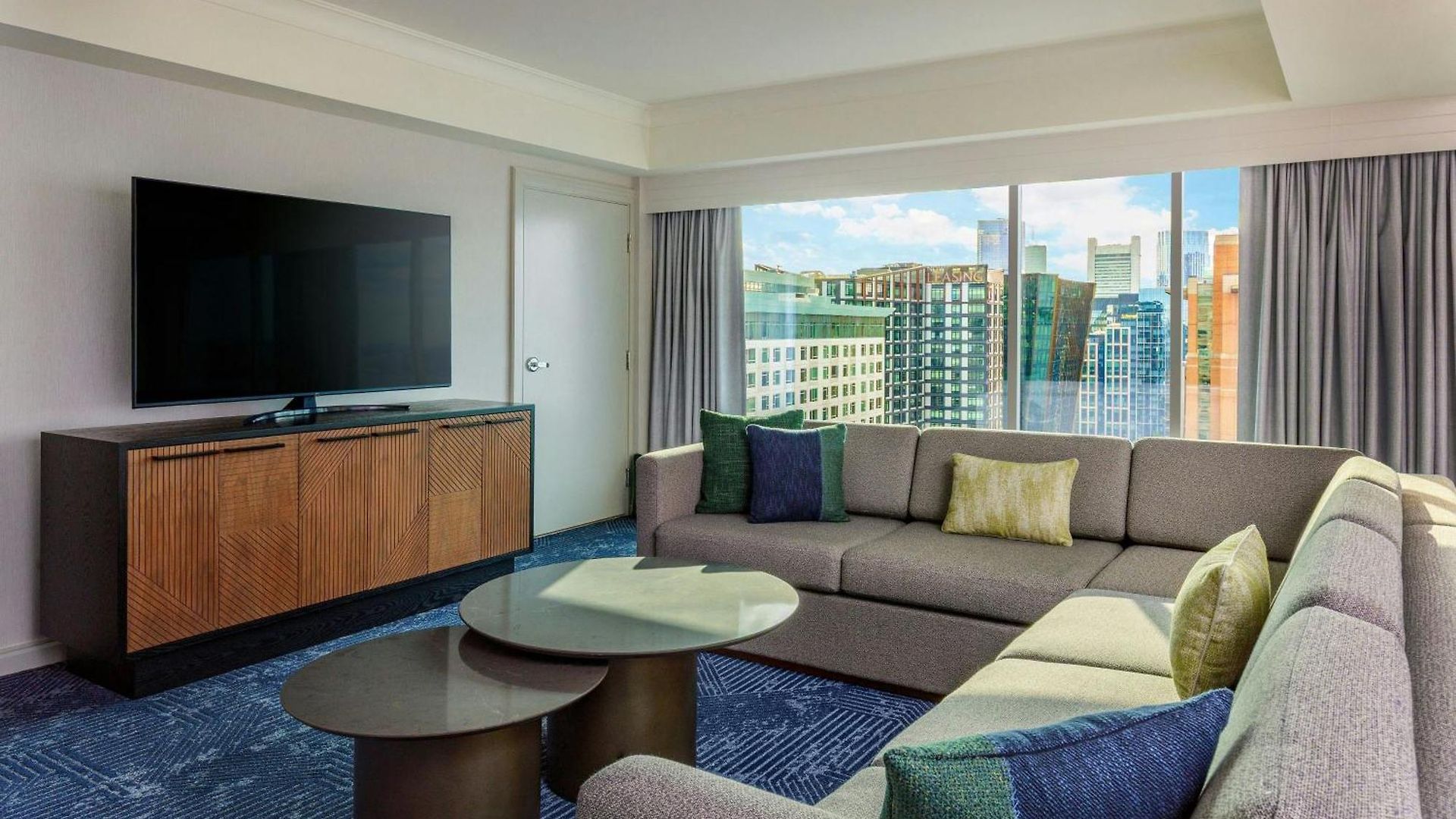 Hotel Renaissance Seaport District 4*