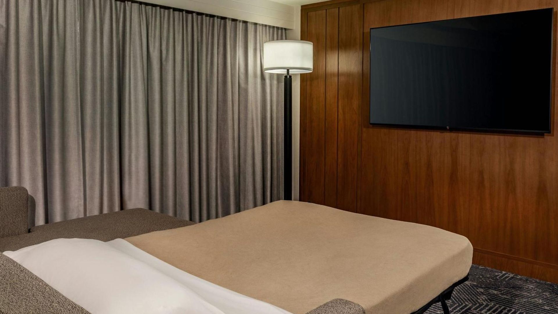 Hotel Renaissance Seaport District 4*